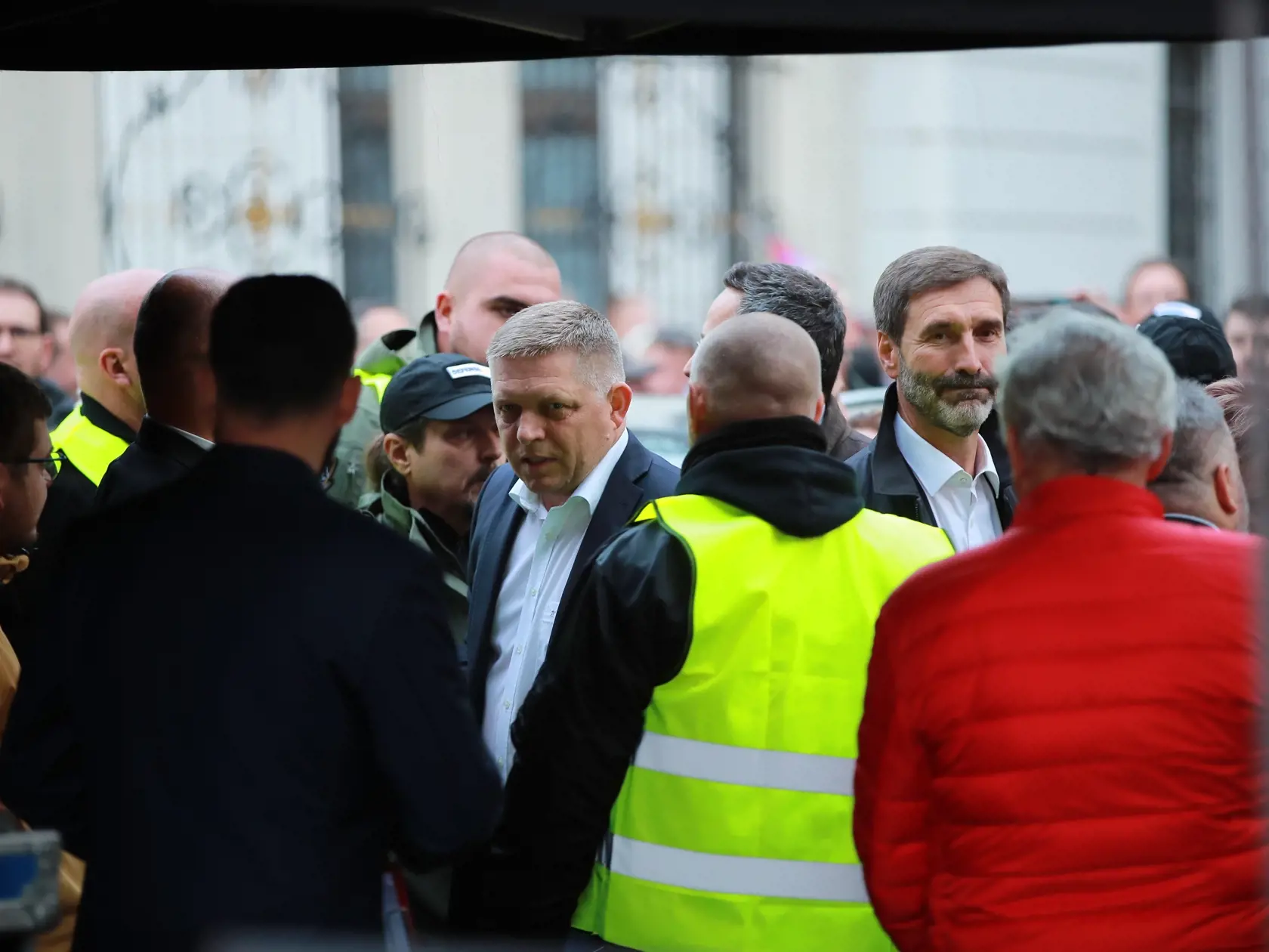 "Som presvedčený, že musíme vytvárať silný verejný tlak na organizovanie predčasných volieb a dať nabok všetky rozdielne názory," uviedol nedávno v tejto súvislosti šéf Smeru Robert Fico.