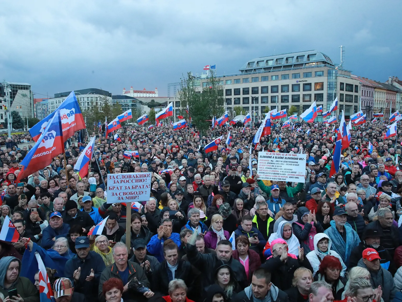 V hlavnom meste aktuálne prebieha protivládny protest s názvom Máme toho dosť! Prítomní by mali byť členovia Smeru-SD ako aj Republiky.