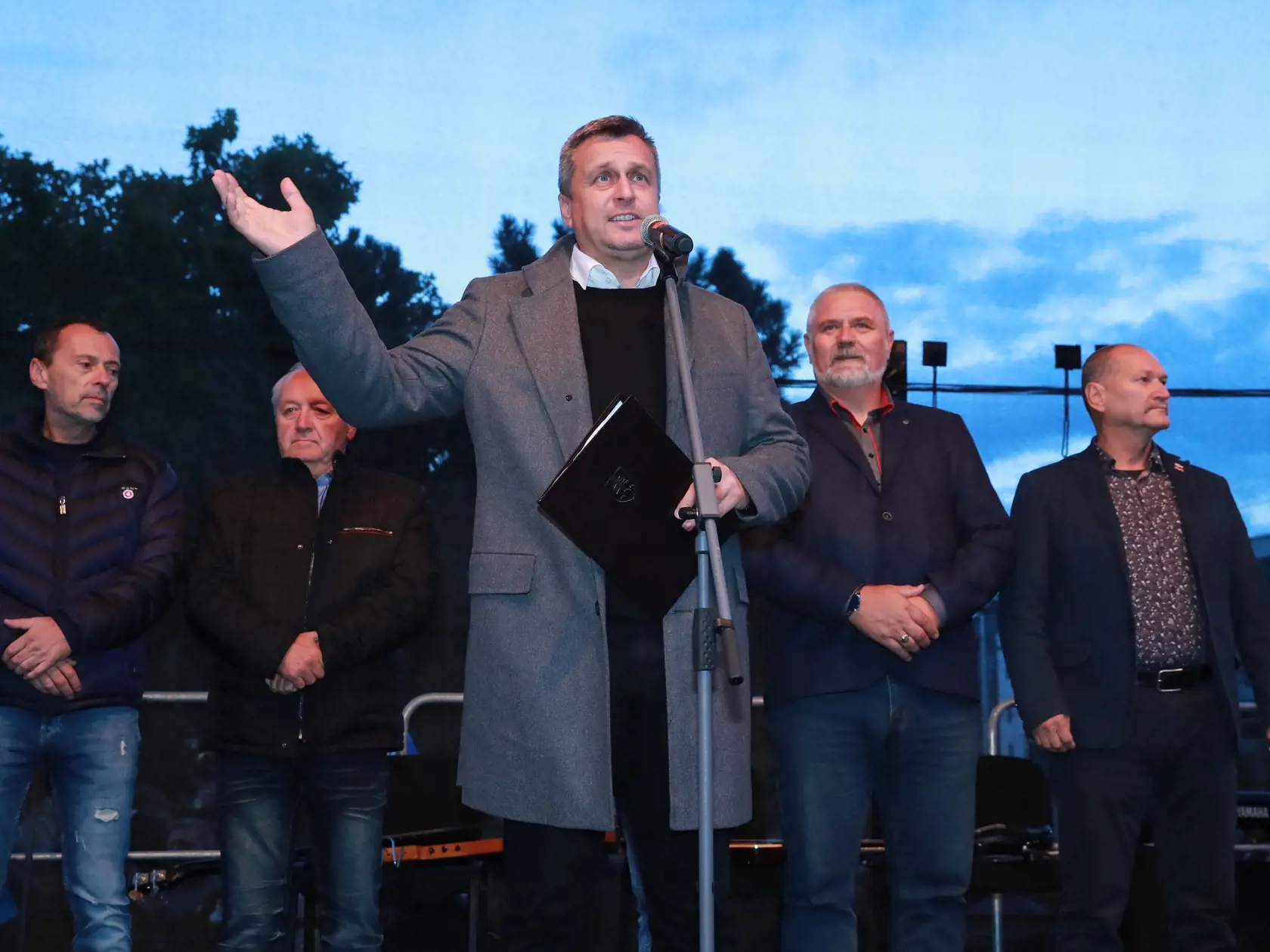 V hlavnom meste aktuálne prebieha protivládny protest s názvom Máme toho dosť! Prítomní by mali byť členovia Smeru-SD ako aj Republiky. Na snímke Andrej Danko.
