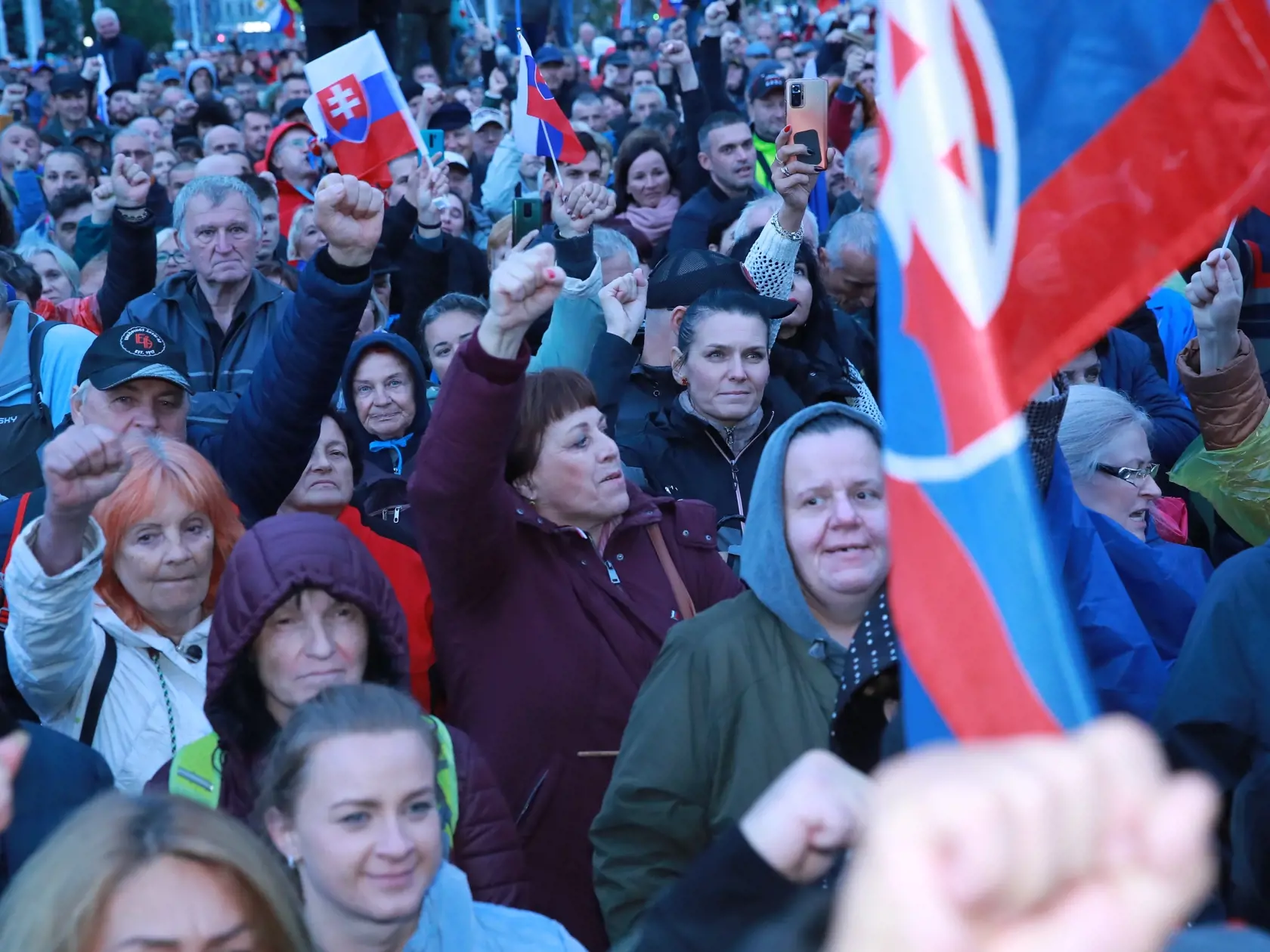 V hlavnom meste aktuálne prebieha protivládny protest s názvom Máme toho dosť! Prítomní by mali byť členovia Smeru-SD ako aj Republiky.
