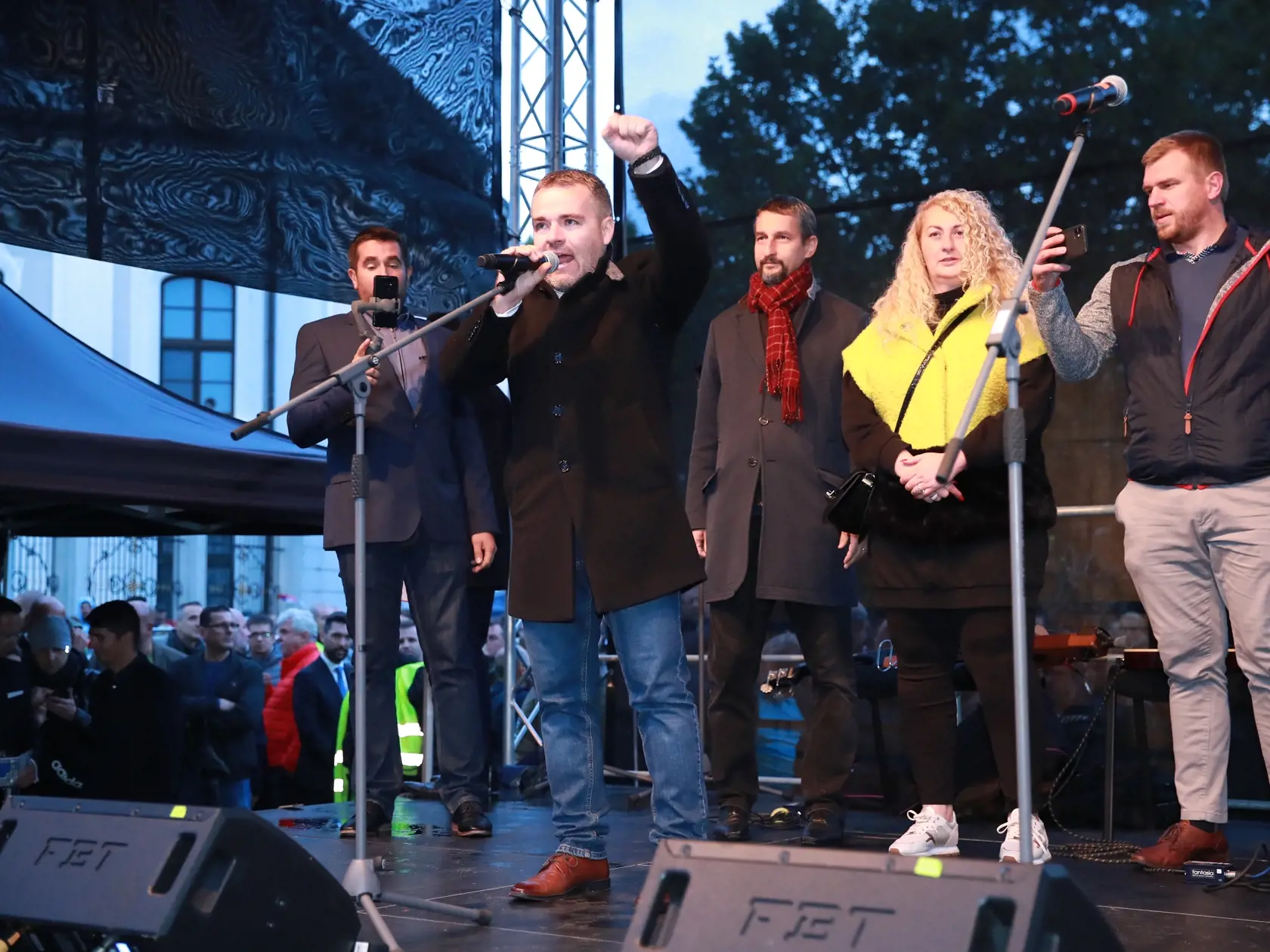 V hlavnom meste aktuálne prebieha protivládny protest s názvom Máme toho dosť! Prítomní by mali byť členovia Smeru-SD ako aj Republiky.
