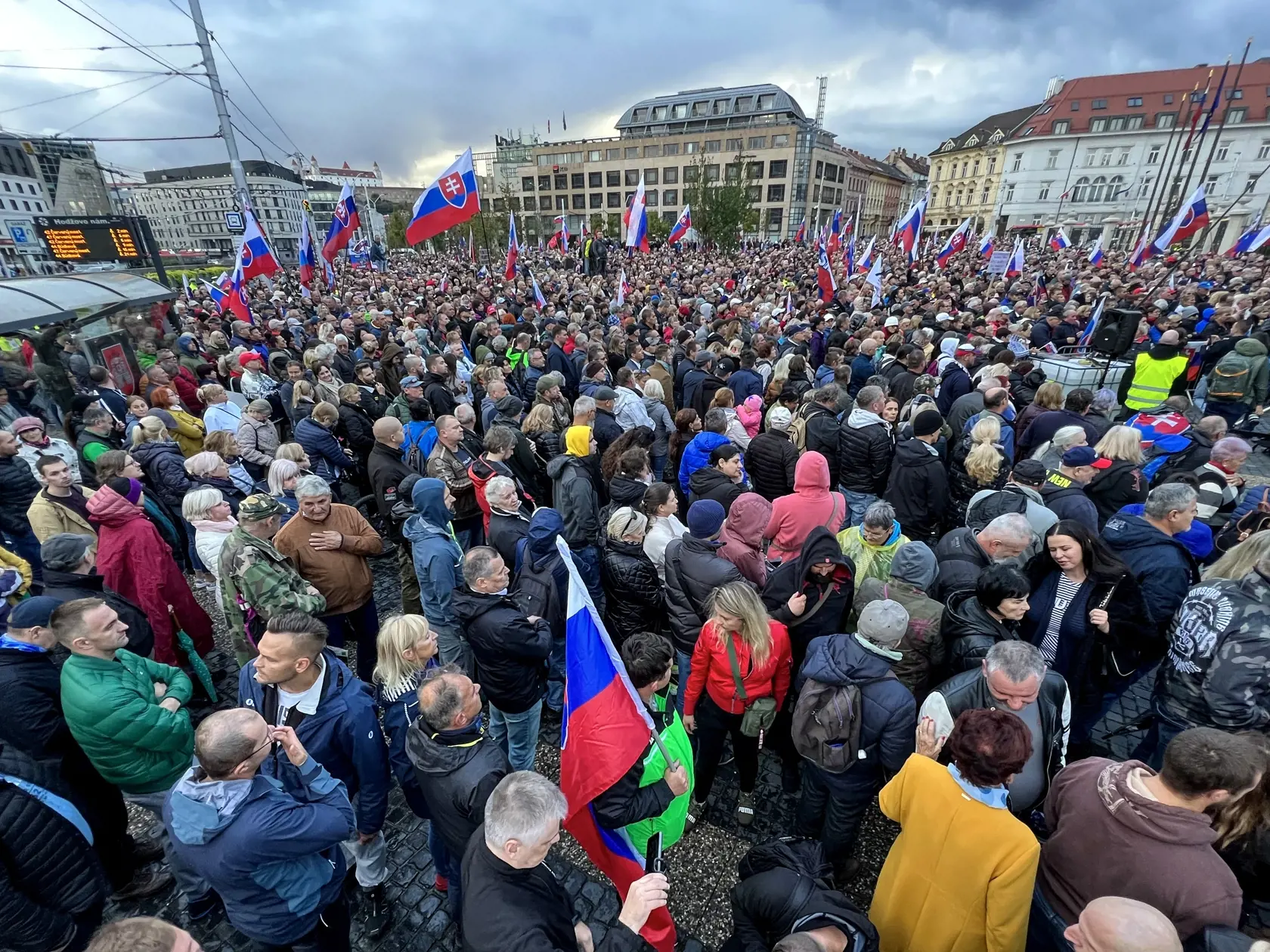 Na snímke účastníci protivládneho stretnutia občanov SR na Hodžovom námestí 20. septembra 2022 v Bratislave. FOTO TASR - Pavol Zachar