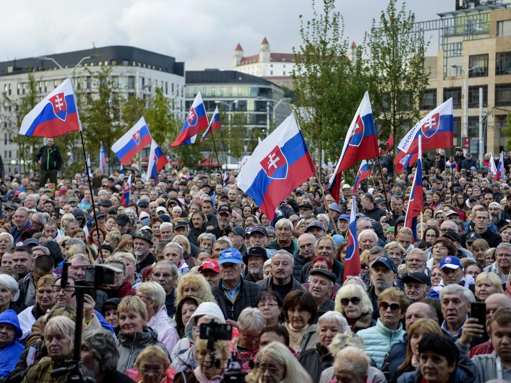 Na snímke účastníci protivládneho stretnutia občanov SR na Hodžovom námestí 20. septembra 2022 v Bratislave. FOTO TASR - Pavol Zachar