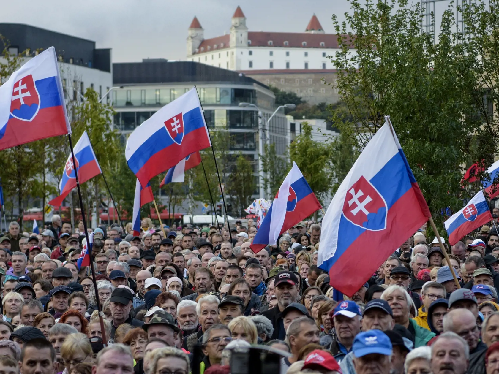 Na snímke účastníci protivládneho stretnutia občanov SR na Hodžovom námestí 20. septembra 2022 v Bratislave. FOTO TASR - Pavol Zachar