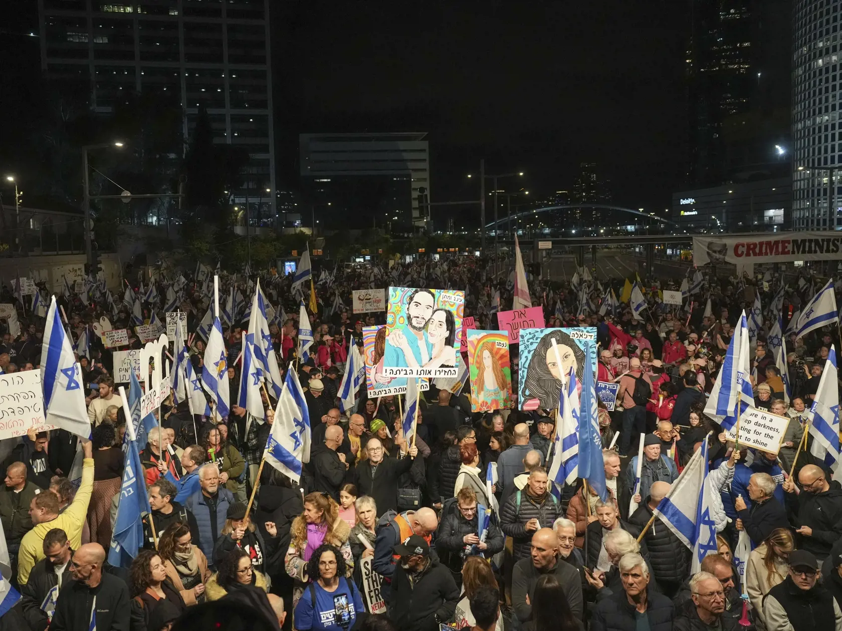 KK46 Tel Aviv - Izraelčania protestujú proti vláde izraelského premiéra Benjamina Netanjahua a žiadajú prepustenie rukojemníkov zadržiavaných palestínskym militantným hnutím Hamas v Pásme Gazy v sobotu 28. decembra 2024 v Tel Avive. FOTO TASR/AP
Israelis protest against Prime Minister Benjamin Netanyahu's government and call for the release of hostages held in the Gaza Strip by the Hamas militant group, in Tel Aviv, Israel, Saturday, Dec. 28, 2024. (AP Photo/Ariel Schalit)