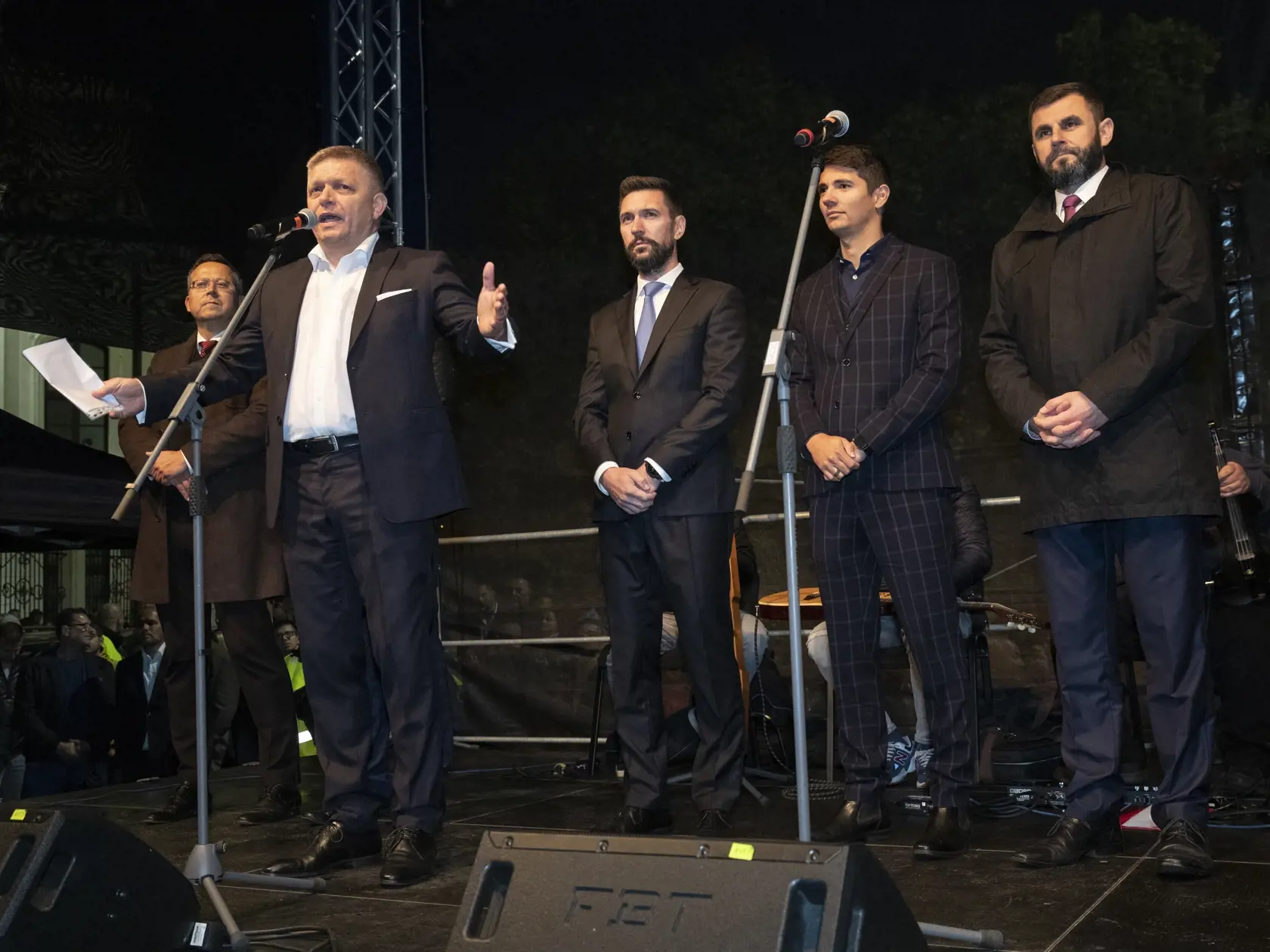 Protivládny protest opozičních politických strán na Hodžovom námestí v Bratislave.