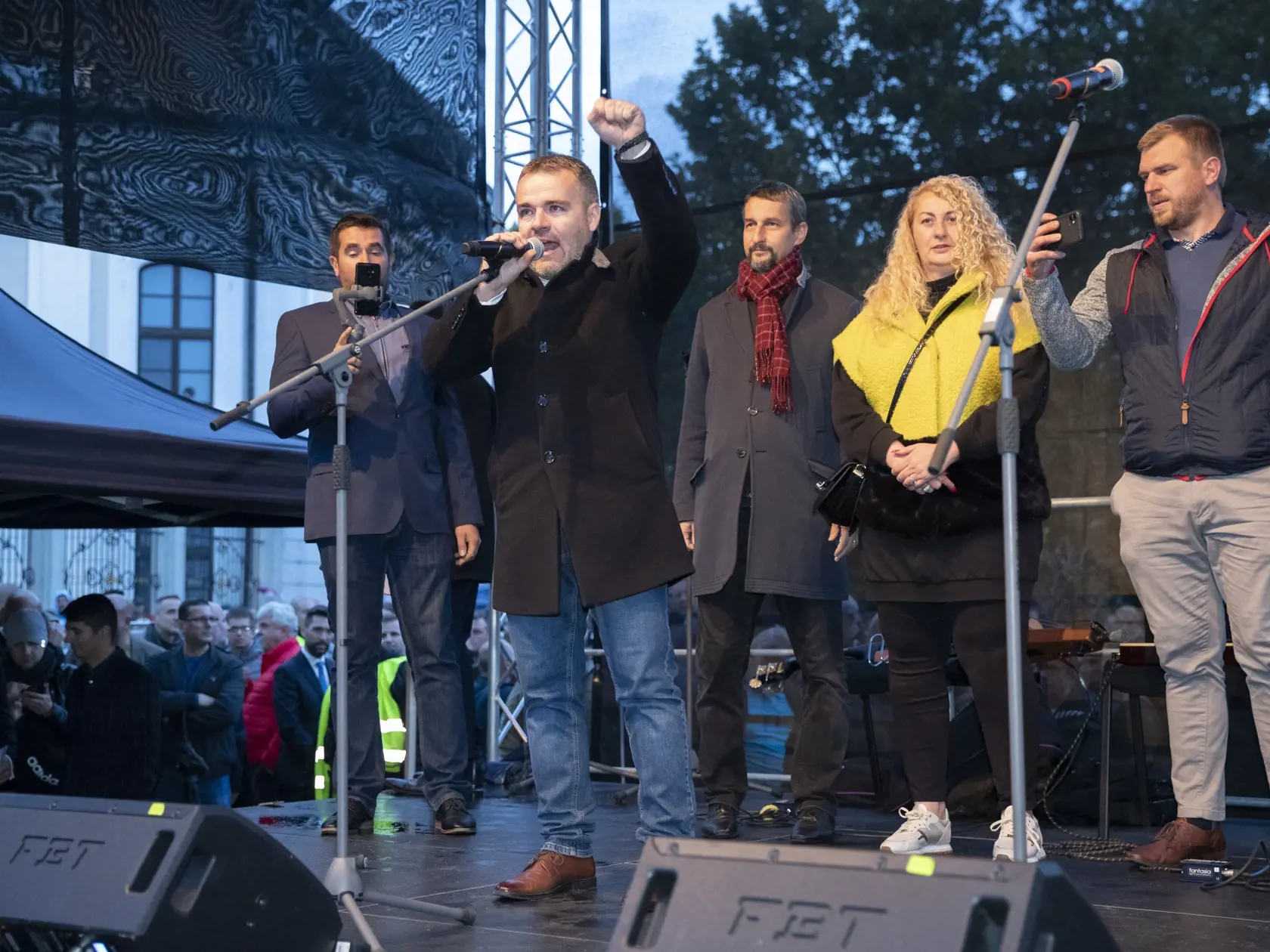 Protivládny protest opozičních politických strán na Hodžovom námestí v Bratislave.