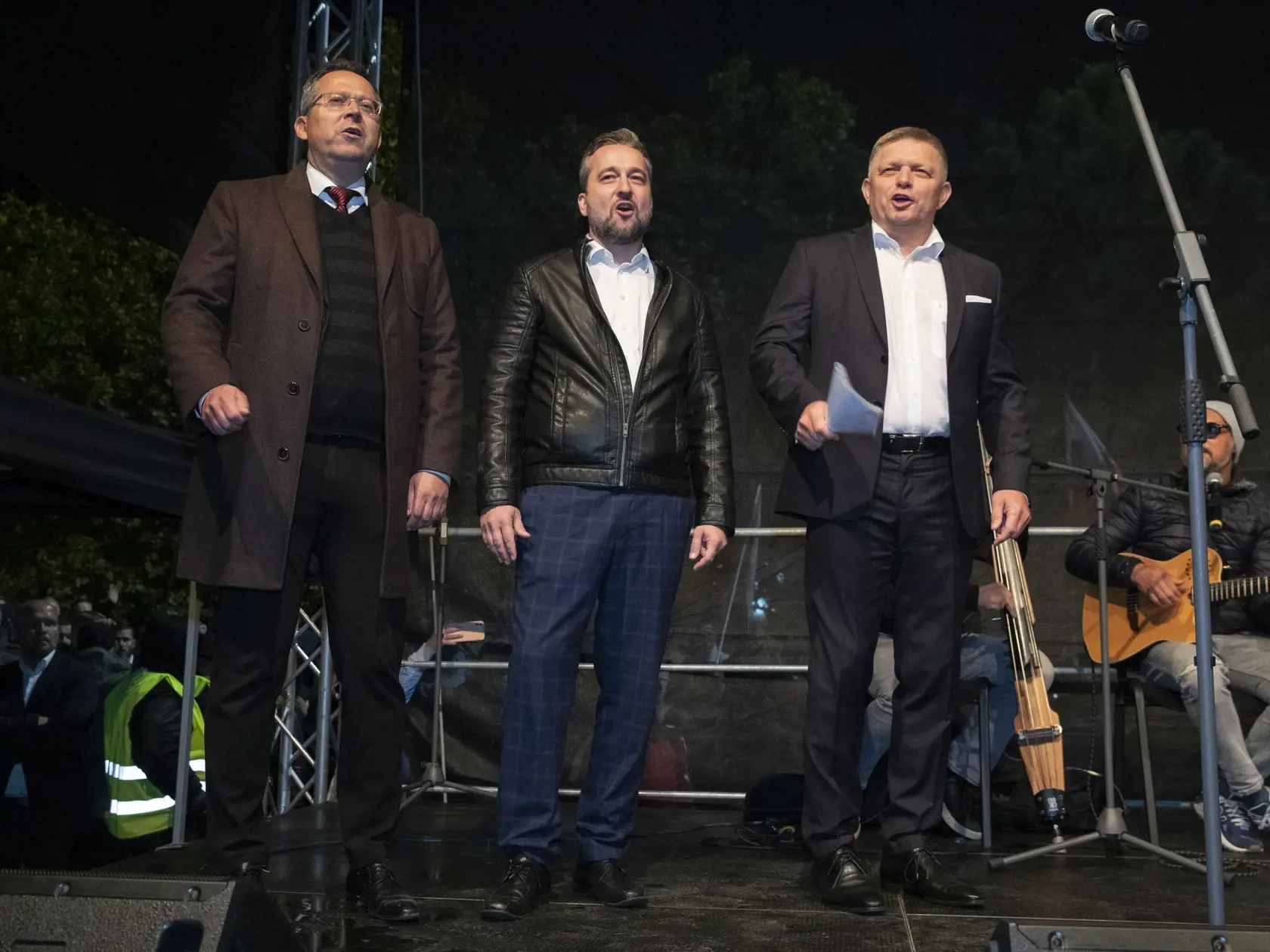 Protivládny protest opozičních politických strán na Hodžovom námestí v Bratislave.