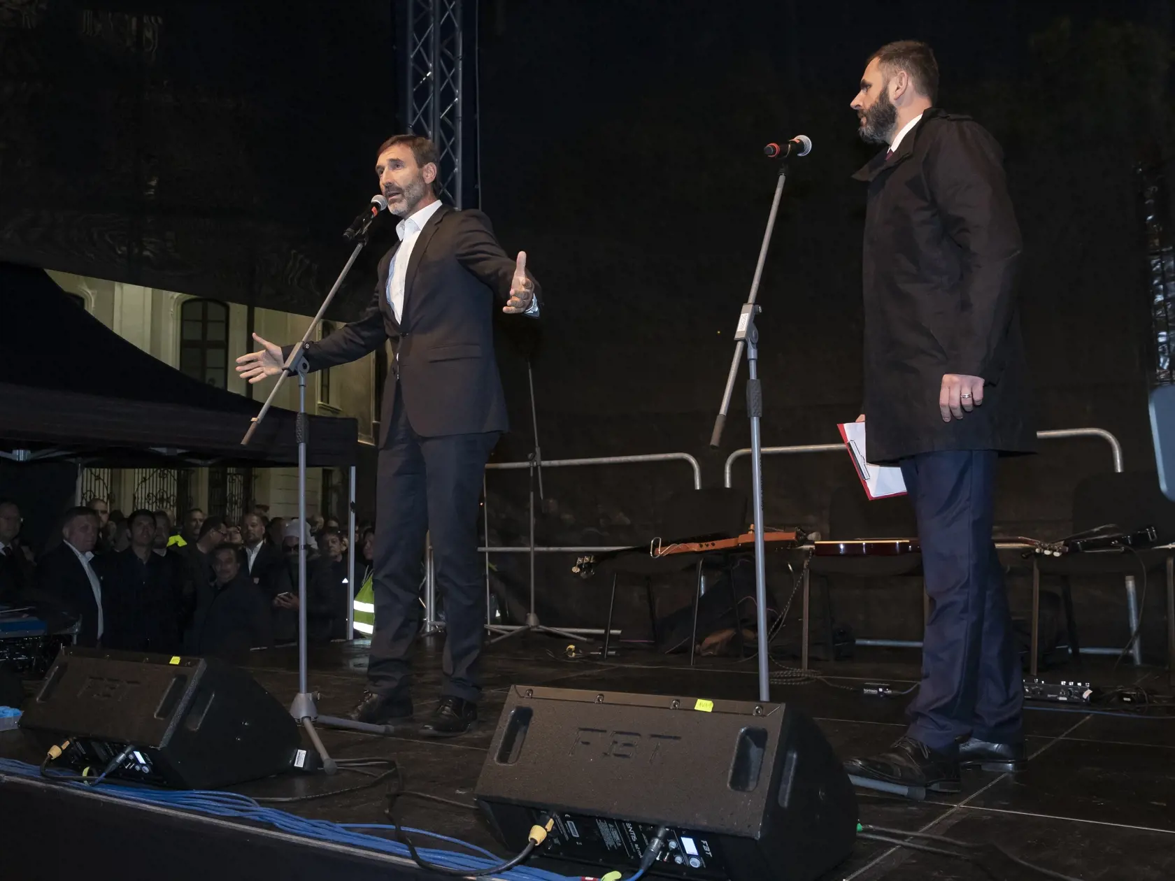 Protivládny protest opozičních politických strán na Hodžovom námestí v Bratislave.