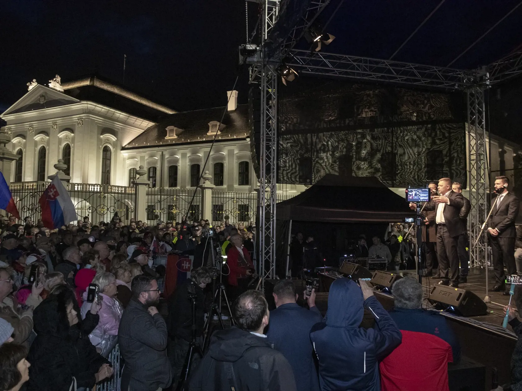 Protivládny protest opozičních politických strán na Hodžovom námestí v Bratislave.