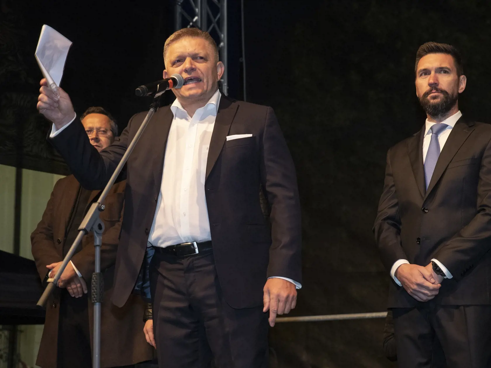 Protivládny protest opozičních politických strán na Hodžovom námestí v Bratislave.