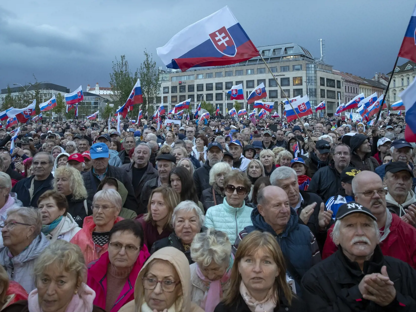 Protivládny protest opozičních politických strán na Hodžovom námestí v Bratislave.