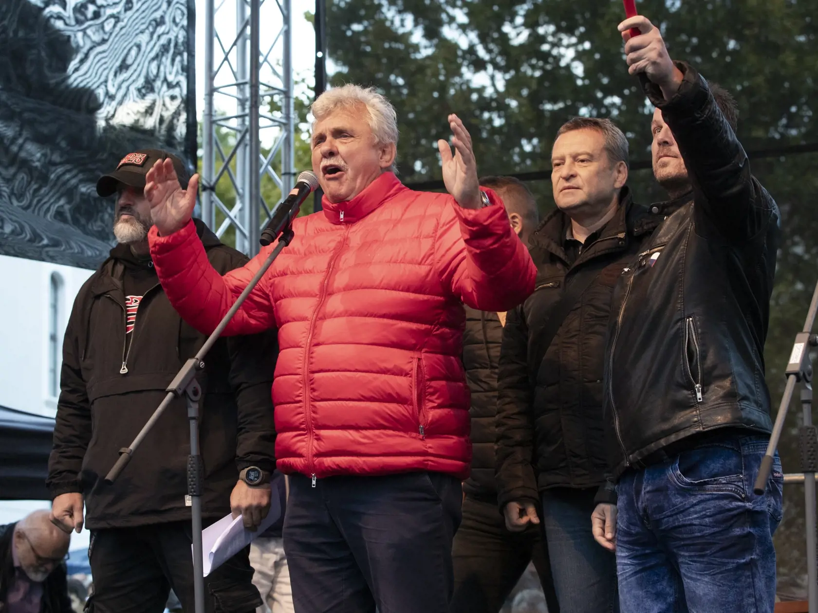 Protivládny protest opozičních politických strán na Hodžovom námestí v Bratislave.