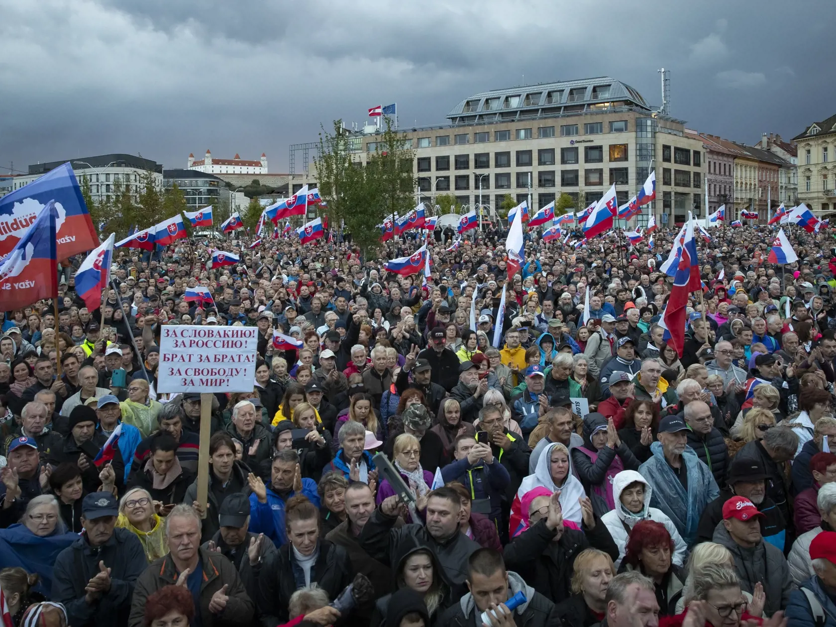 Protivládny protest opozičních politických strán na Hodžovom námestí v Bratislave.
