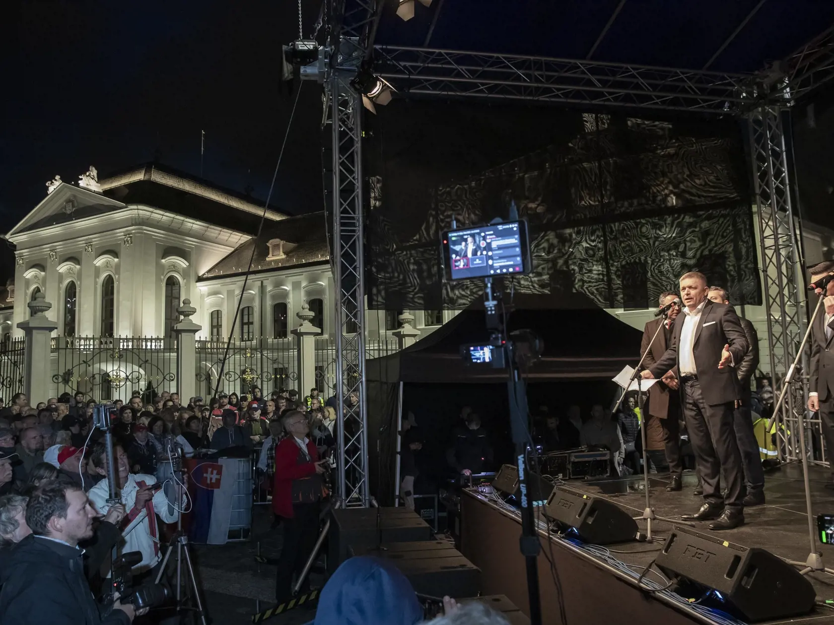 Protivládny protest opozičních politických strán na Hodžovom námestí v Bratislave.