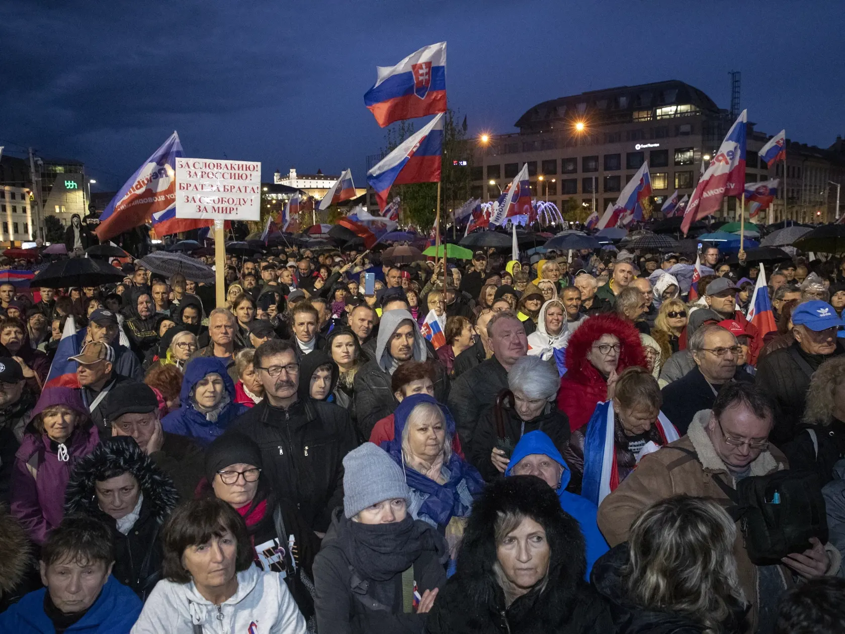 Protivládny protest opozičních politických strán na Hodžovom námestí v Bratislave.