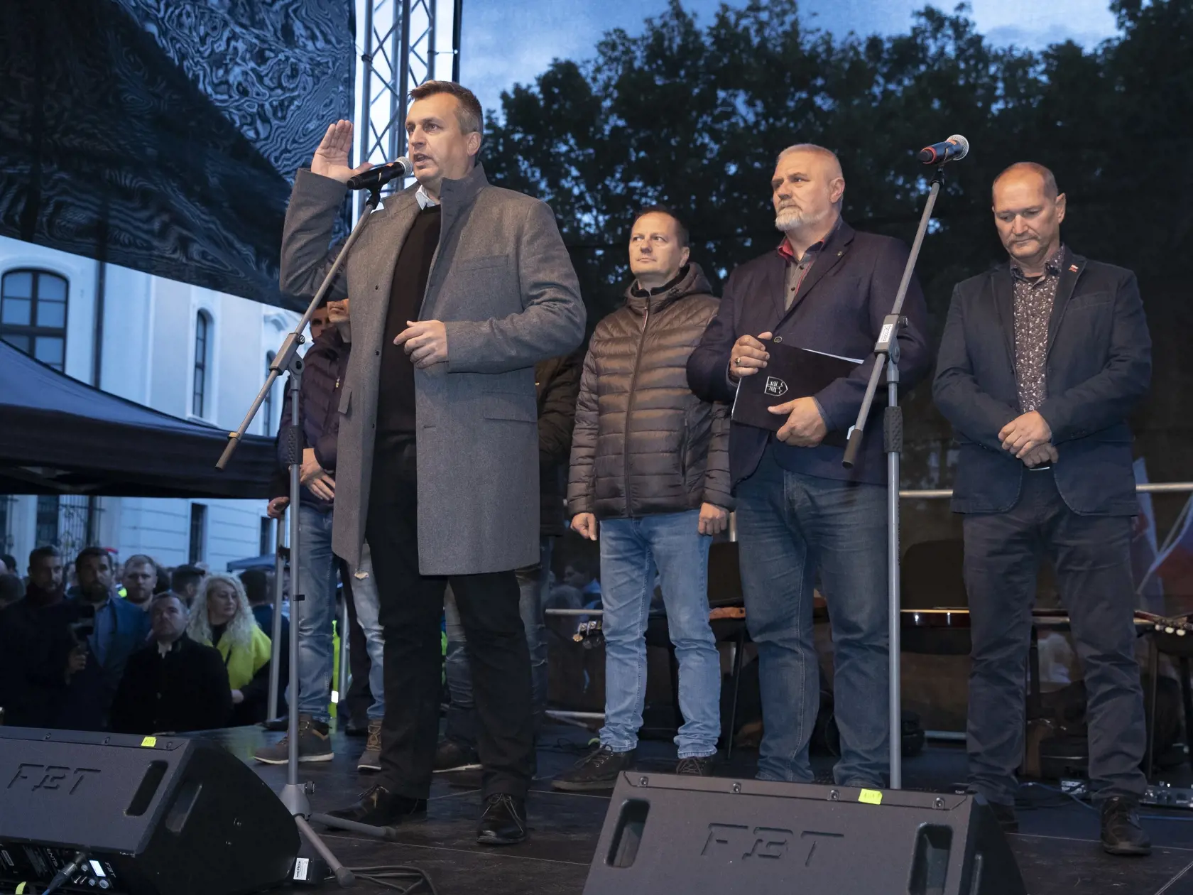 Protivládny protest opozičních politických strán na Hodžovom námestí v Bratislave.