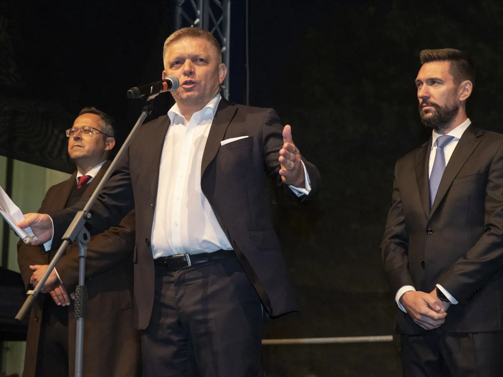 Protivládny protest opozičních politických strán na Hodžovom námestí v Bratislave.