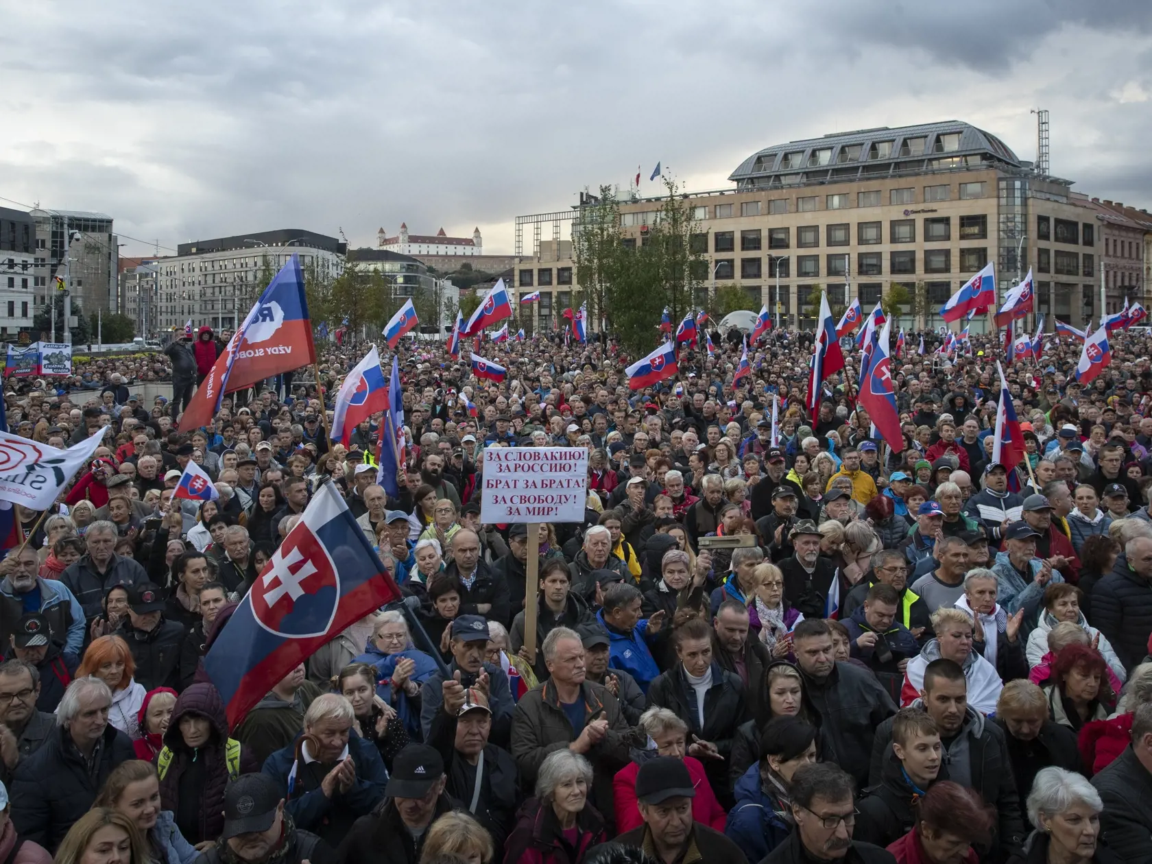Protivládny protest opozičních politických strán na Hodžovom námestí v Bratislave.
