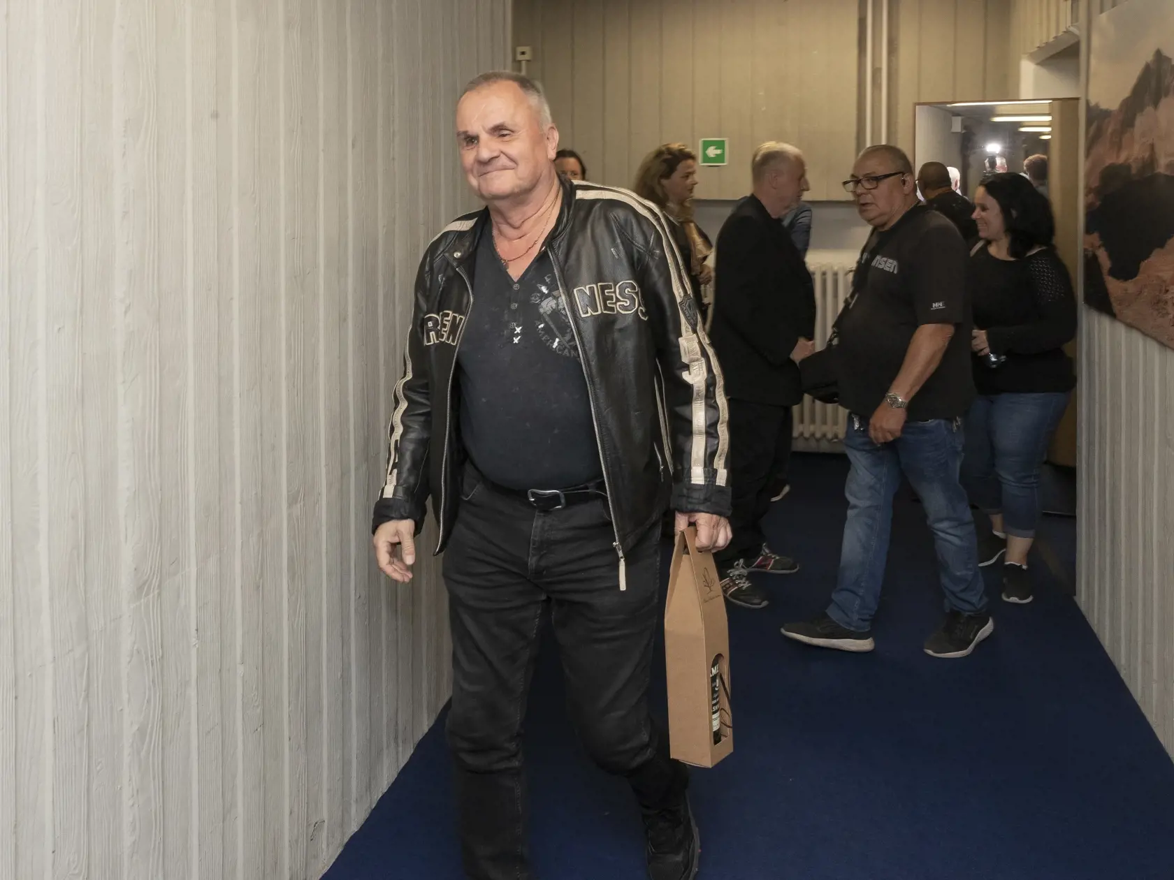 Jožo Ráž po koncerte zdrhol preč. V ruke si niesol fľašku v papierovej taštičke.