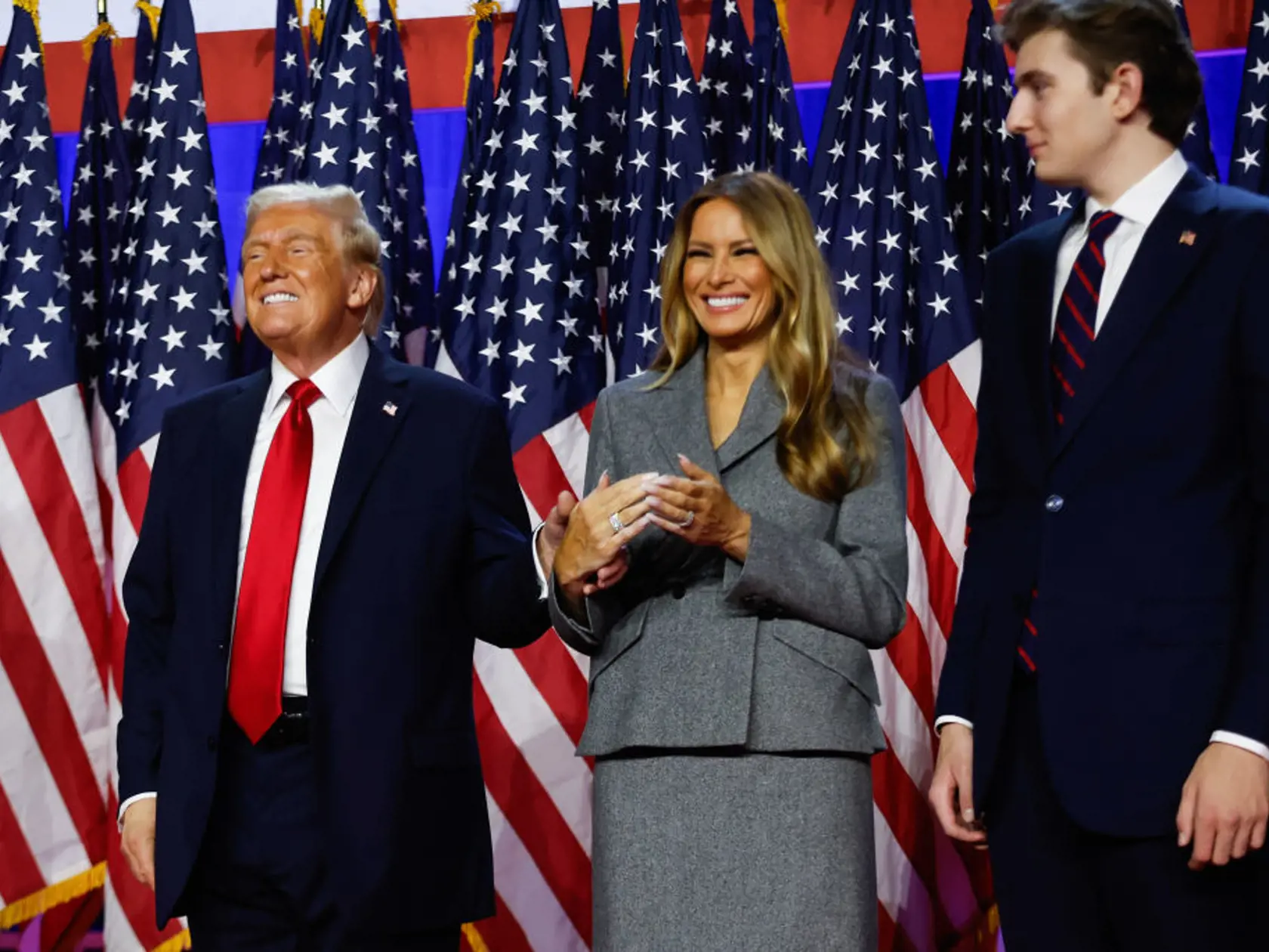 Rokmi sa Trumpov make-up podľa všetkého zmenil a Safia naznačuje, že to môže byť spôsobené rastúcimi neistotami s pribúdajúcim vekom. Pravidelne sa meniacemu odtieňu pokožky bývalého prezidenta sa venuje množstvo internetových diskusií a memov. Ľudia sa neustále pýtajú, prečo sa Trump rozhodol pre tak výrazný oranžový vzhľad.