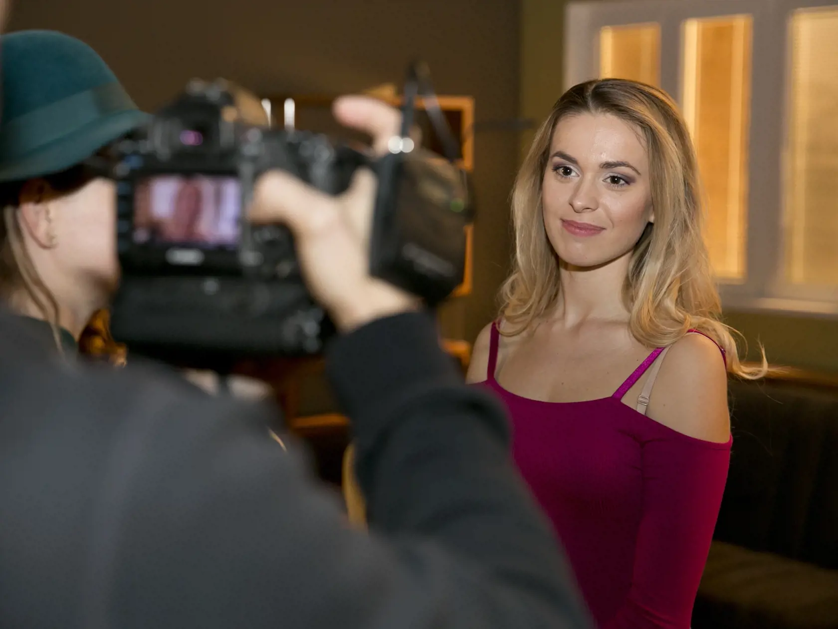 Tlačova beseda k novej sérií serialu susedia
Na obr. hlavný predstavitelia seriálu
Kristína Pírová