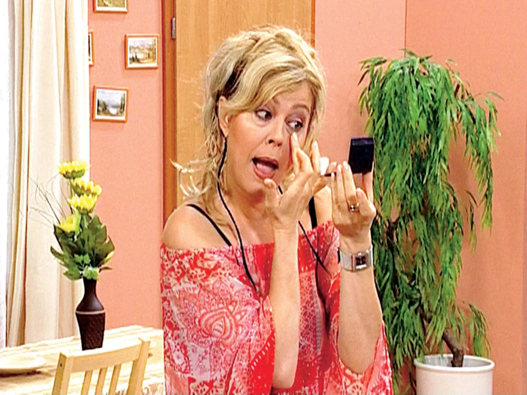 Marta Sládečková, herečka, seriál Susedia
foto : TV Markíza
uverejnené Báječná Žena 47/2006
pôvodný súbor:susedia.0006.eps