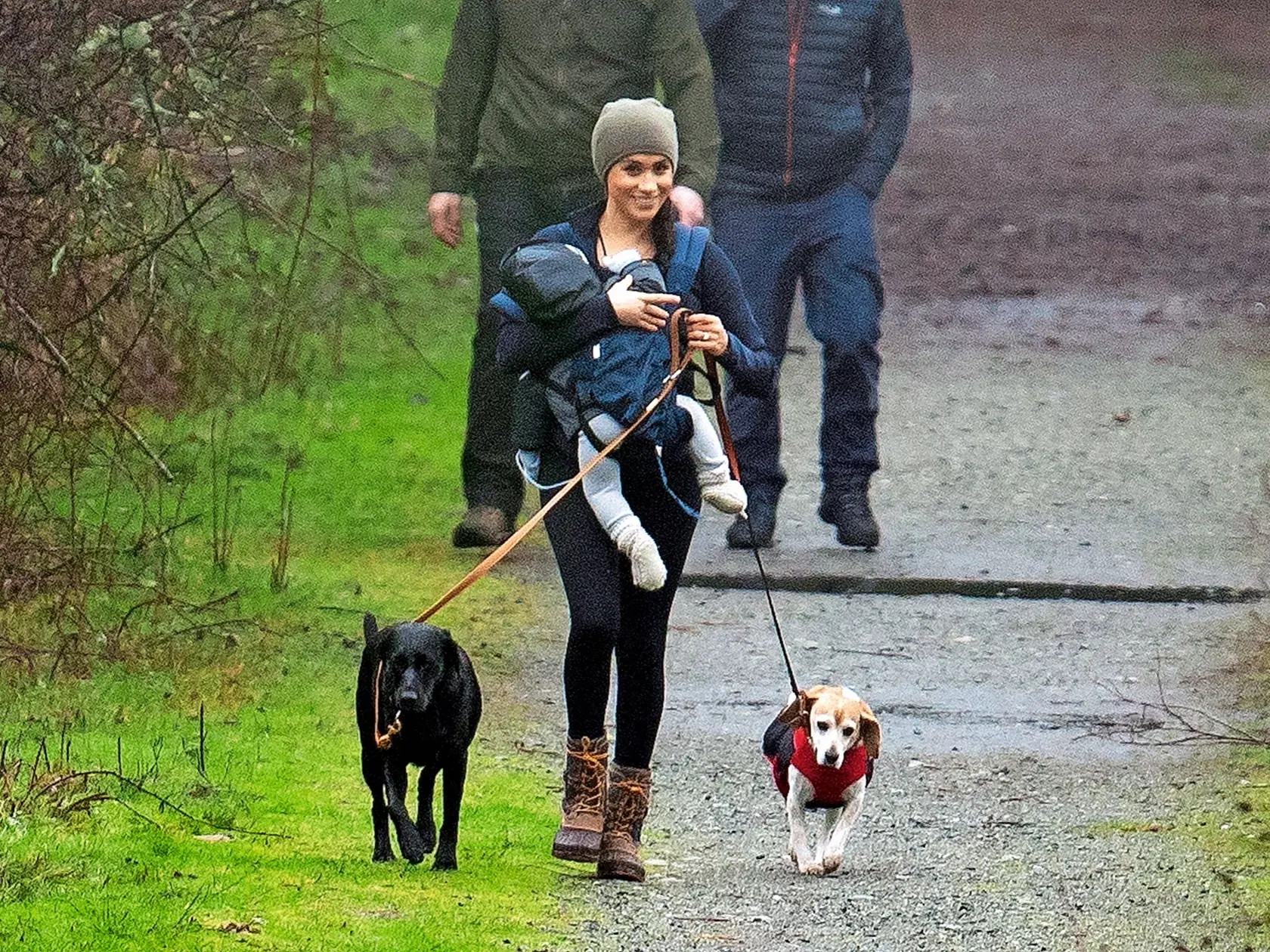 Meghan s Archiem a so psami na prechádzke v Kanade sprevádzala ochranka.
