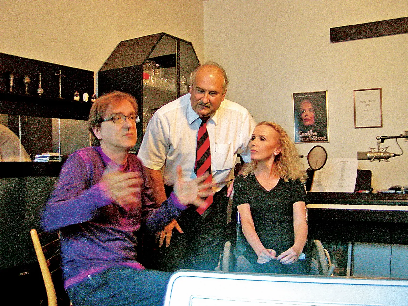 Miro Meky Žbirka, spevák, Marika Gombitová, speváčka, manažér Jozef Šuhajda
foto : archív J. Š.
uverejnené Šarm 30/2006
pôvodný súbor:P1010012.eps