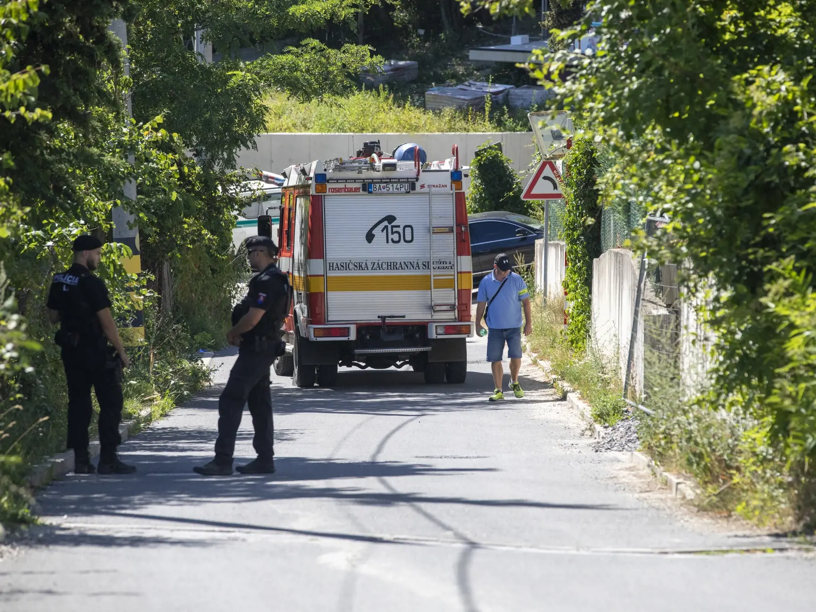 Na síimke sú policajti a záchranné zložky na Neronetovej ulici v Bratislave, kde sa strieľalo. 