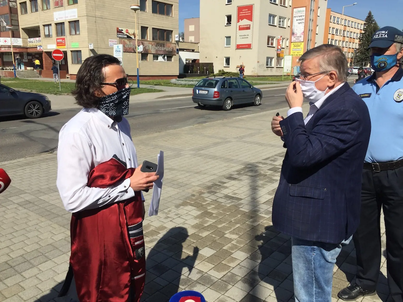 Prvý protest v Humennom: Predseda predstavenstva Chemes Humenné Vladimír Skoupil v diskusii s miestnym poslancom Ivanom Hoptom.