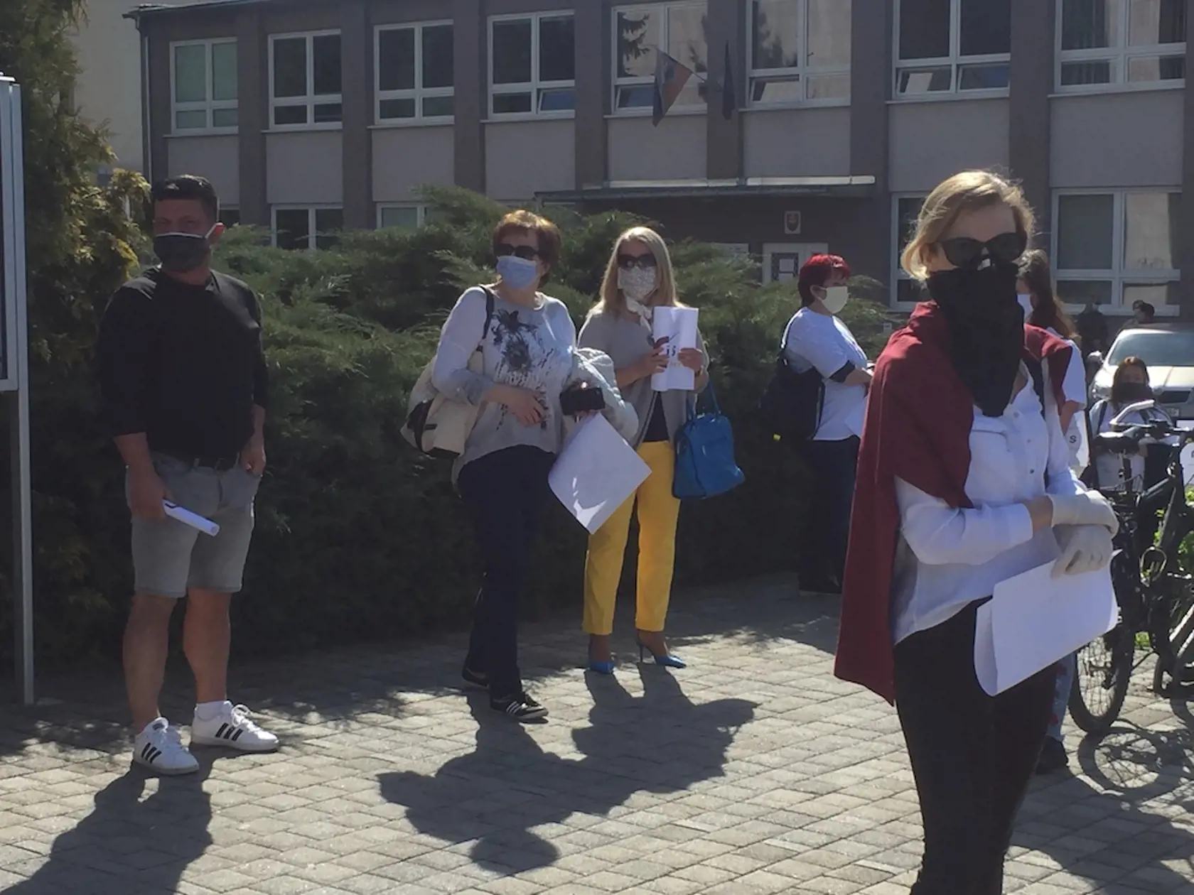 Prvý protest v Humennom: Vyše 400 zamestnancov Nexis Fibers z Humenného, živiteľov rodín, je nútene doma kvôli zastaveniu výroby z dôvodu, že im Priemyselný park Chemes zastavil dodávku energií. Prišli ukázať svoj hnev pred mestský úrad, kam mali prísť rokovať zástupcovia firiem.