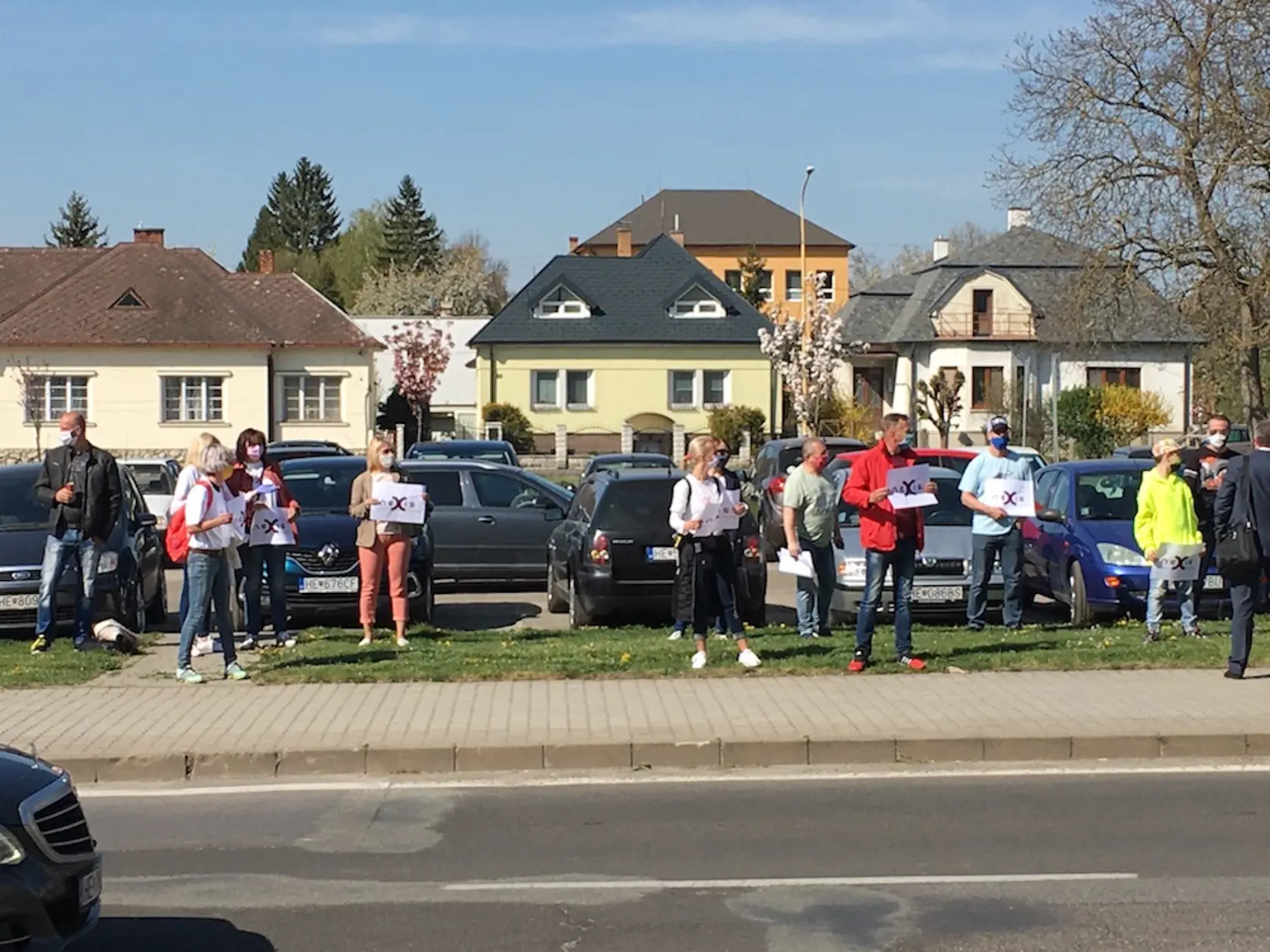 Prvý protest v Humennom: Vyše 400 zamestnancov Nexis Fibers z Humenného, živiteľov rodín, je nútene doma kvôli zastaveniu výroby z dôvodu, že im Priemyselný park Chemes zastavil dodávku energií. Prišli ukázať svoj hnev pred mestský úrad, kam mali prísť rokovať zástupcovia firiem.