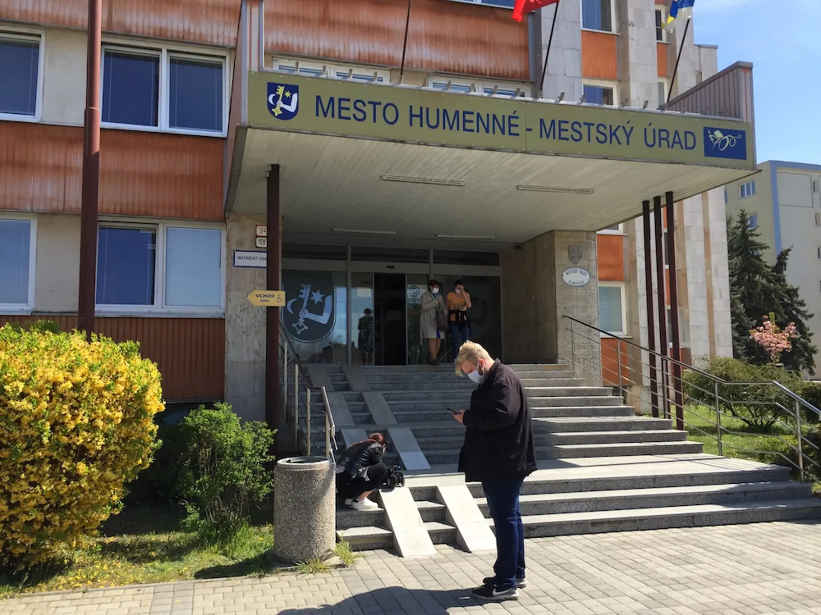 Prvý protest v Humennom: Vyše 400 zamestnancov Nexis Fibers z Humenného, živiteľov rodín, je nútene doma kvôli zastaveniu výroby z dôvodu, že im Priemyselný park Chemes zastavil dodávku energií. Prišli ukázať svoj hnev pred mestský úrad, kam mali prísť rokovať zástupcovia firiem.