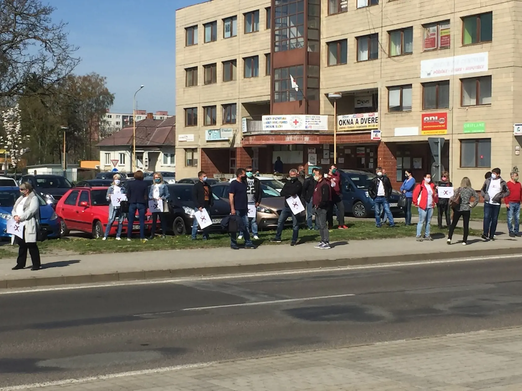 Prvý protest v Humennom: Nahnevaní zamestnanci Nexisu prišli podporiť pred mestský úrad svojho zamestnávateľa pred rokovaním so zásutpcami firmy, s ktorou sa sporí.