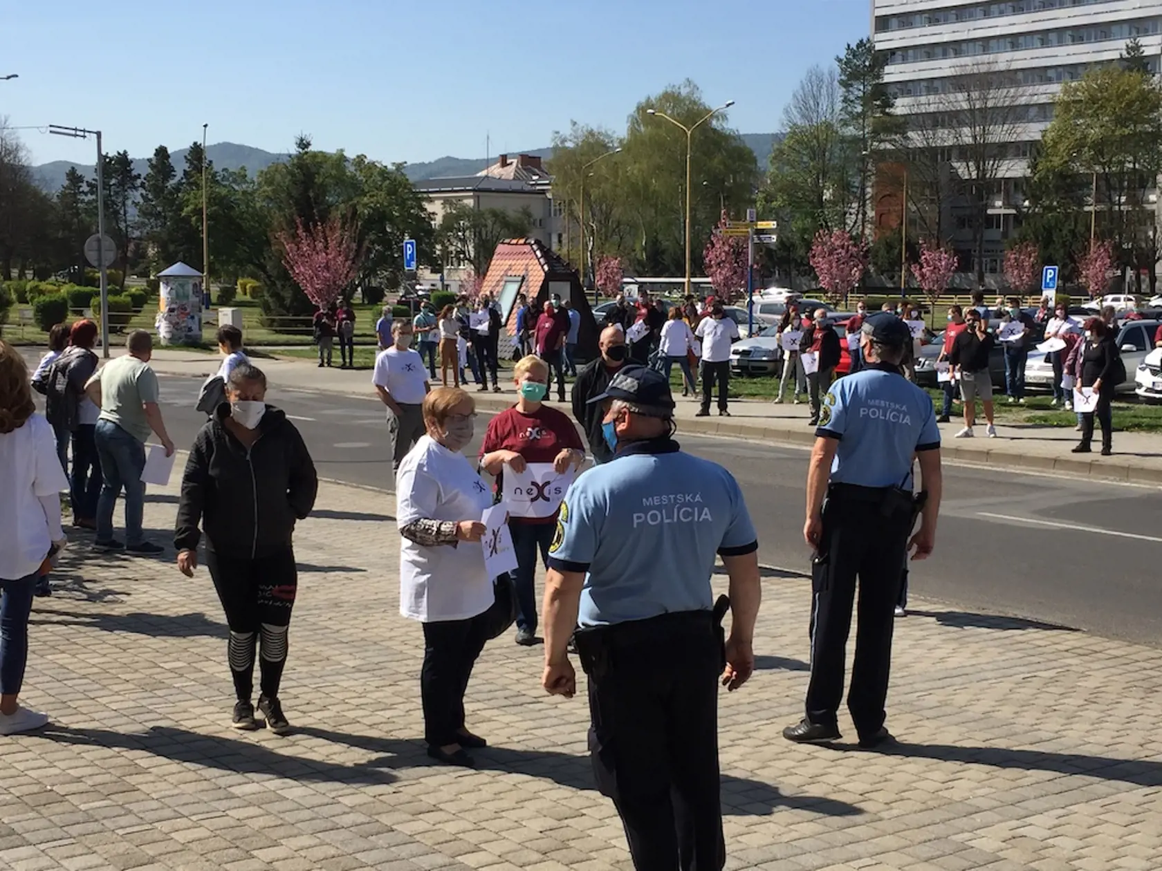 Prvý protest v Humennom: Vyše 400 zamestnancov Nexis Fibers z Humenného, živiteľov rodín, je nútene doma kvôli zastaveniu výroby z dôvodu, že im Priemyselný park Chemes zastavil dodávku energií. Prišli ukázať svoj hnev pred mestský úrad, kam mali prísť rokovať zástupcovia firiem.