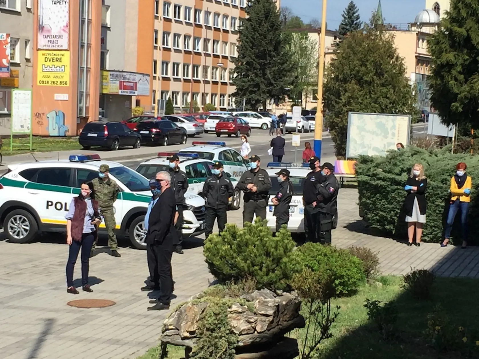 Prvý protest v Humennom: Vyše 400 zamestnancov Nexis Fibers z Humenného, živiteľov rodín, je nútene doma kvôli zastaveniu výroby z dôvodu, že im Priemyselný park Chemes zastavil dodávku energií. Prišli ukázať svoj hnev pred mestský úrad, kam mali prísť rokovať zástupcovia firiem.