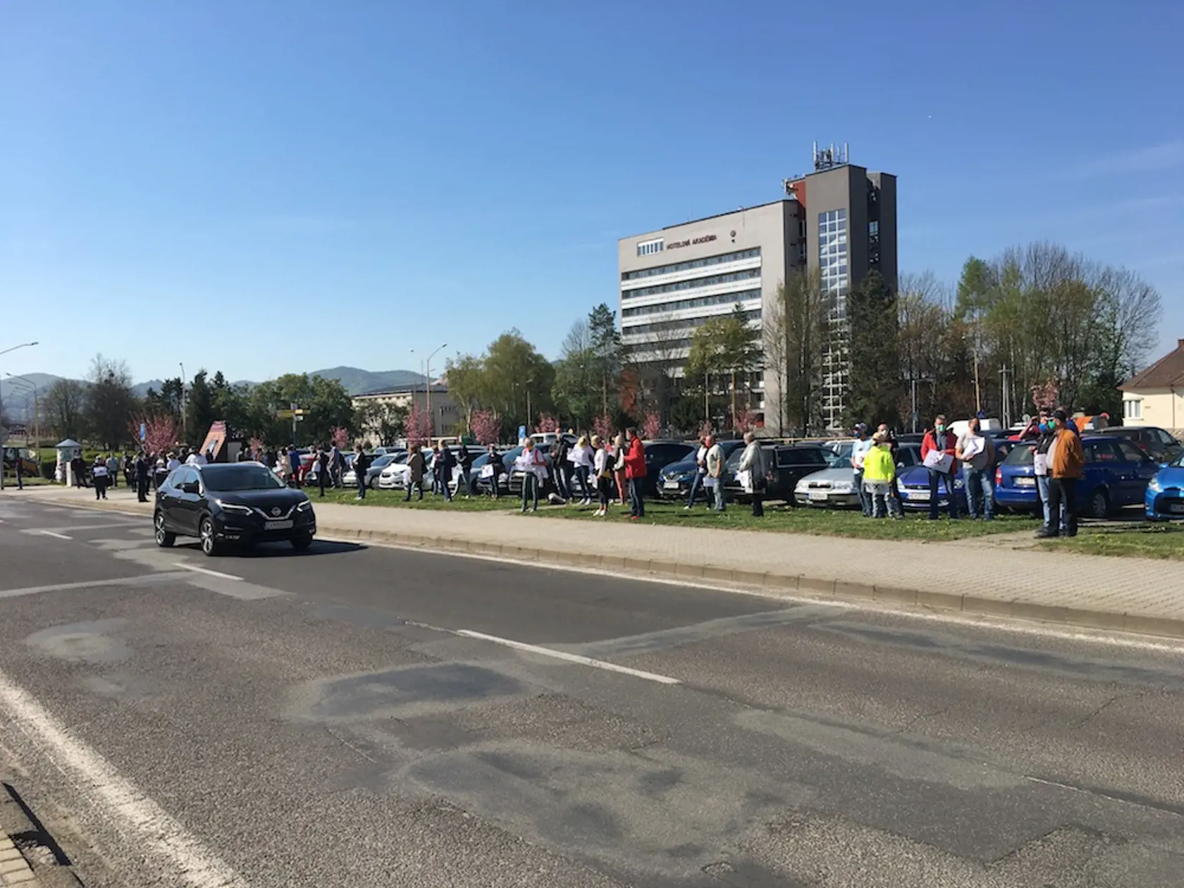 Prvý protest v Humennom: Vyše 400 zamestnancov Nexis Fibers z Humenného, živiteľov rodín, je nútene doma kvôli zastaveniu výroby z dôvodu, že im Priemyselný park Chemes zastavil dodávku energií. Prišli ukázať svoj hnev pred mestský úrad, kam mali prísť rokovať zástupcovia firiem.