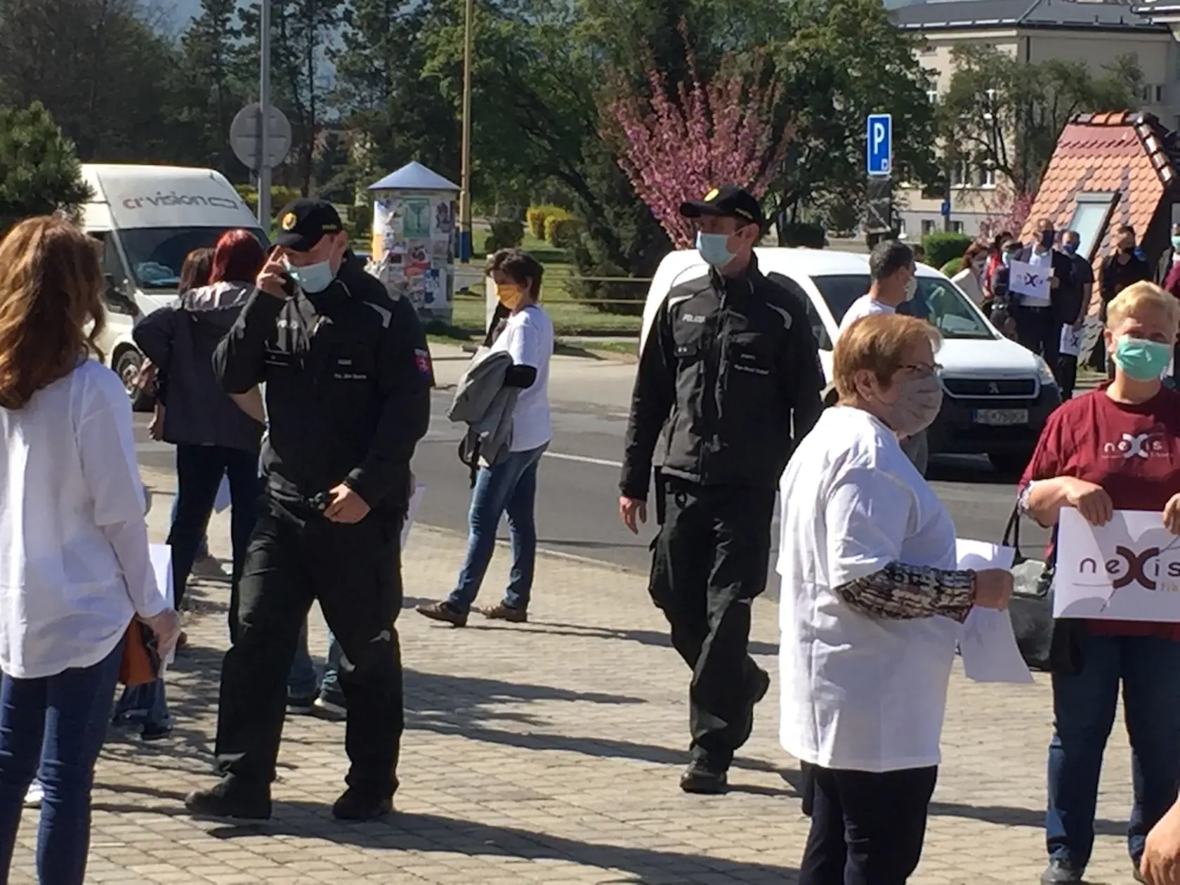 Prvý protest v Humennom: Vyše 400 zamestnancov Nexis Fibers z Humenného, živiteľov rodín, je nútene doma kvôli zastaveniu výroby z dôvodu, že im Priemyselný park Chemes zastavil dodávku energií. Prišli ukázať svoj hnev pred mestský úrad, kam mali prísť rokovať zástupcovia firiem.