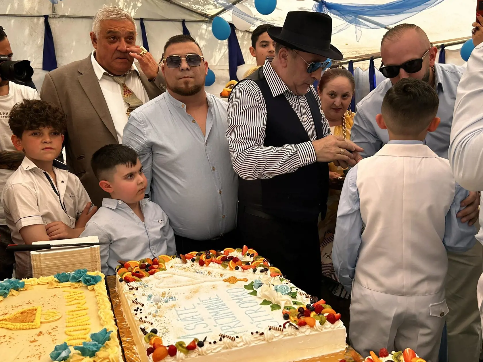 Všetci boli poriadne vyparádení a nechýbali ani blišťavé zlaté doplnky.