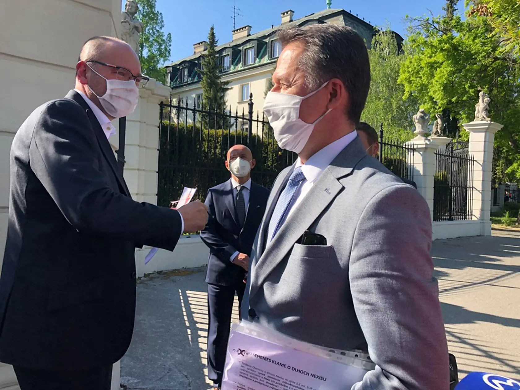 Zastupitelia firmy Nexis žiadajú pred Úradom vlády v Bratislave spoločnosť o opätovné zapojenie na energetickú sieť.