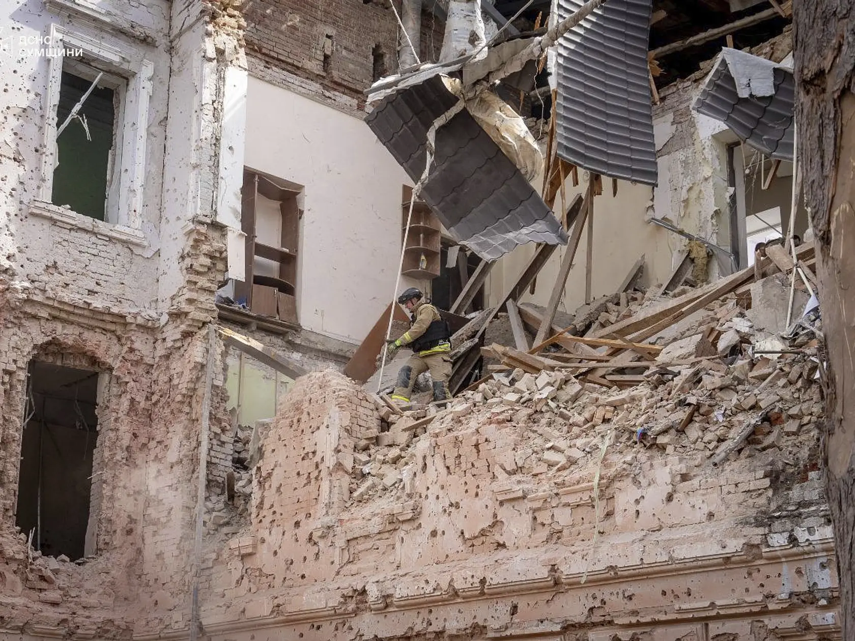 Najmenej 35 ľudí zabil a ďalších minimálne 84 osôb zranil ruský raketový útok na Sumy v nedeľu dopoludnia. Rakety zasiahli centrum mesta, kde sa veriaci pripravovali osláviť Kvetnú nedeľu.