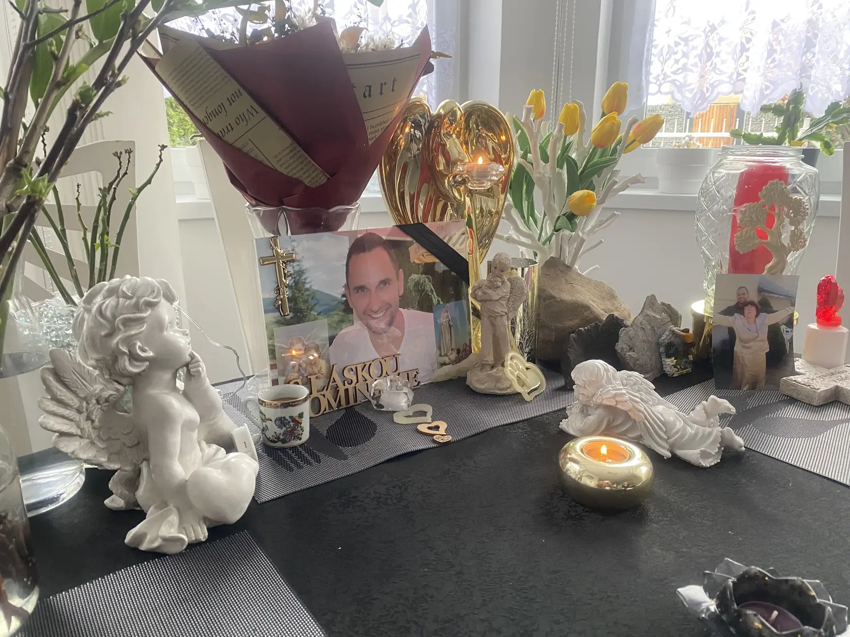 Pietne miesto pri jedálenskom stole v obytnej časti rodinného domu Nagyovcov. Sviečky pri fotke ich tragicky zosnulého syna Mária (†31) svietia neustále. 