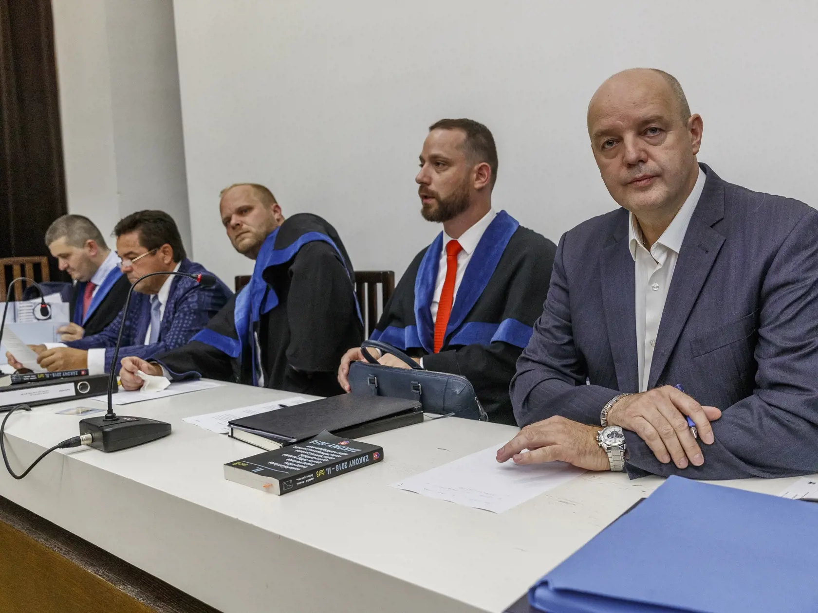 Na Najvyššom súde Slovenskej republiky začalo pojednávanie s podnikateľmi Mariánom Kočnerom a Pavlom Ruskom v kauze zmeniek TV Markíza. 