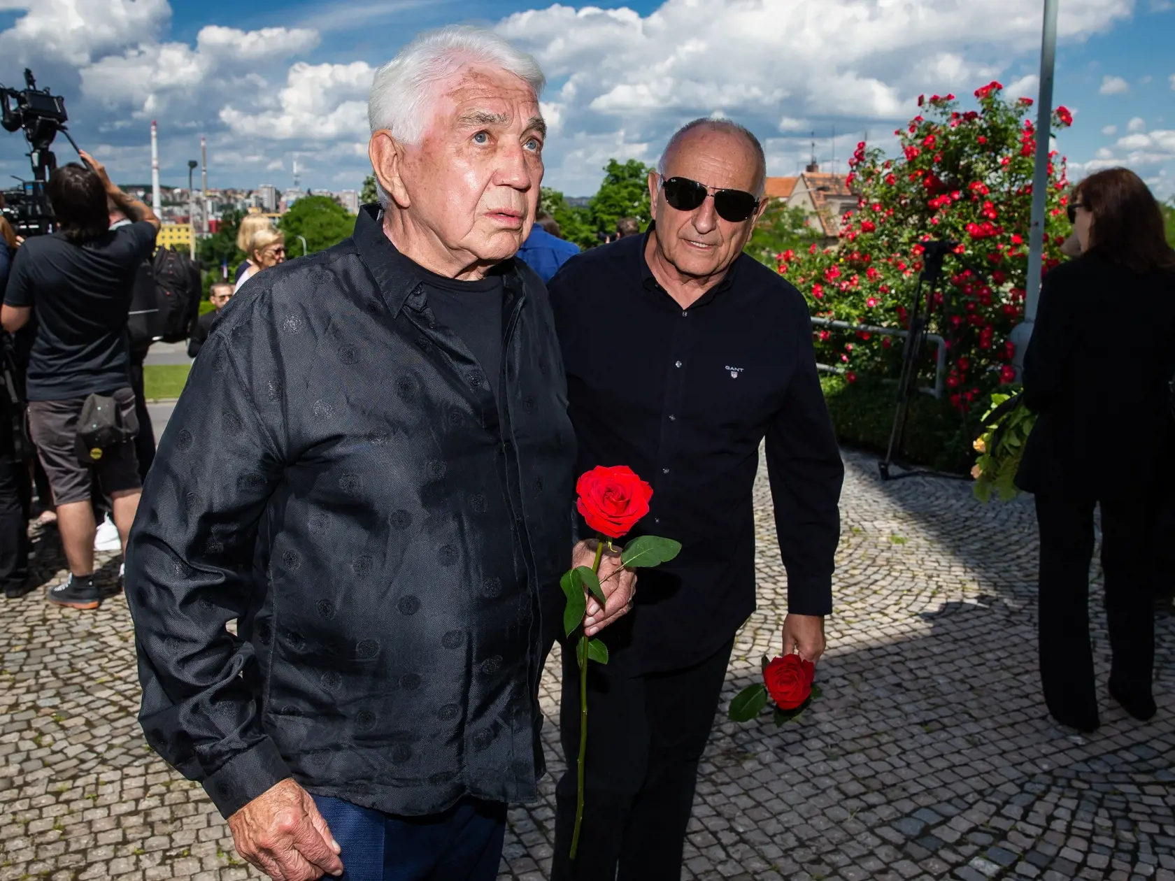 Posledná rozlúčka s českým hercom Josefom Abrhámom v kostole sv. Anežky České na Spořilově v Prahe. Na snímke Jiří Krampol.