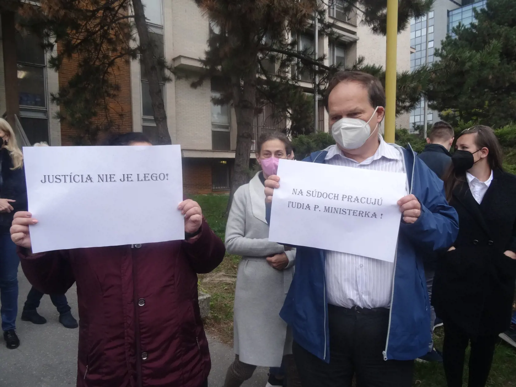 Veľavravné transparenty, ktorými hodnotia ich autori reformu súdnej mapy.