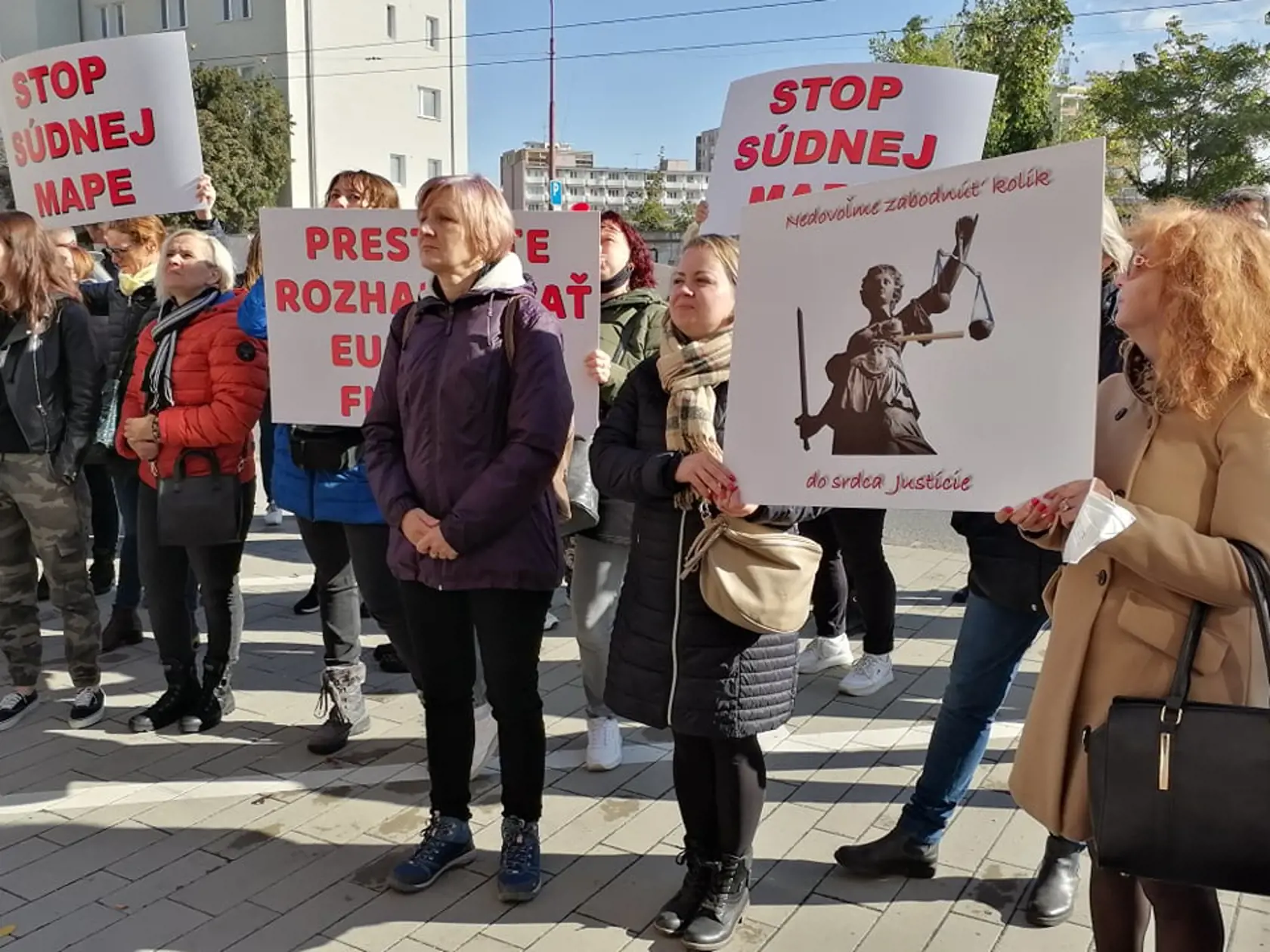 Zamestnanci justície protestovali pred budovou Ministerstva spravodlivosti SR. Nepáči sa im reforma súdnictva.
