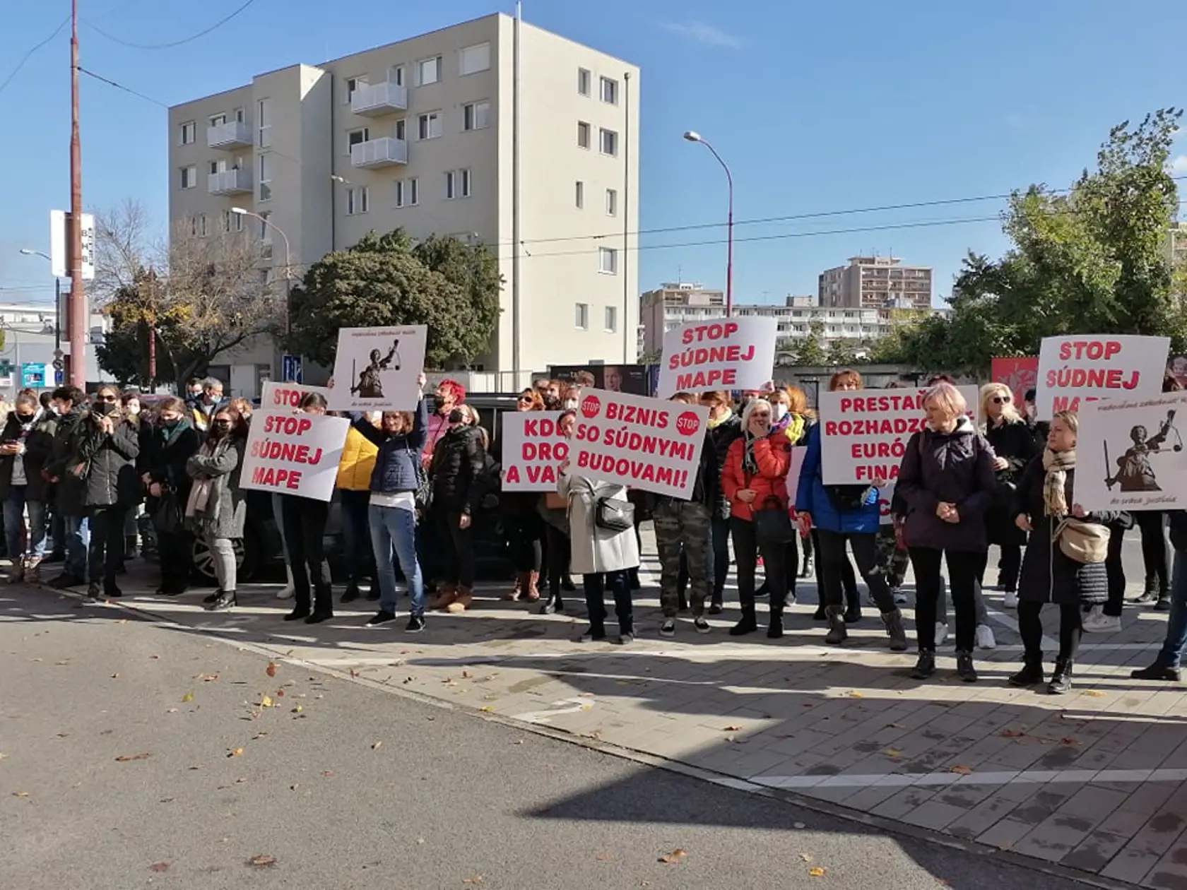 Zamestnanci justície protestovali pred budovou Ministerstva spravodlivosti SR. Nepáči sa im reforma súdnictva.
