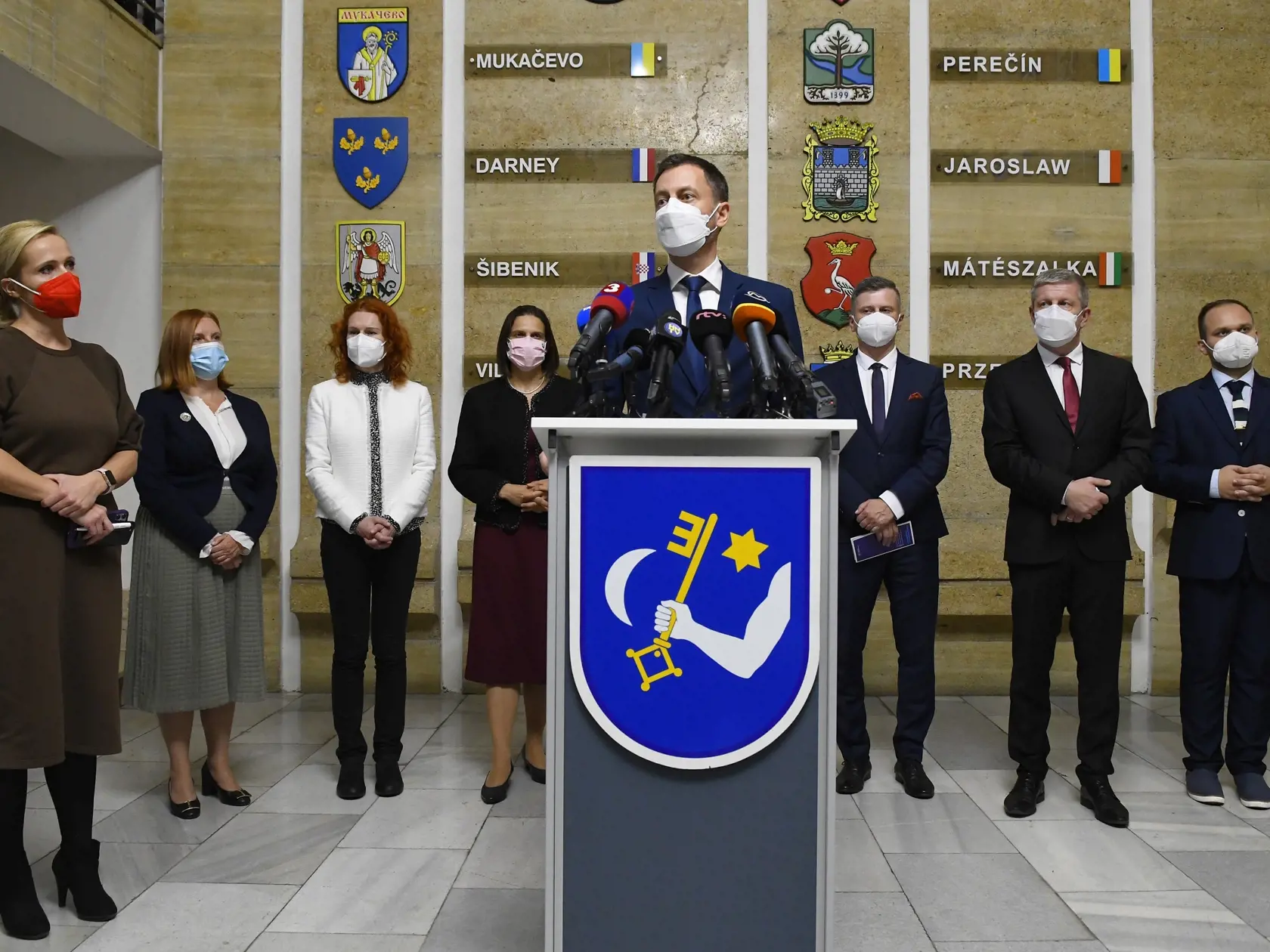 Na snímke zľava hovorkyňa premiéra Ľubica Janíková, podpredsedníčka Krajského súdu v Trnave Eva Behranová, generálna riaditeľka Sekcie plánu obnovy Úrad vlády SR Lívia Vašáková, ministerka spravodlivosti SR Mária Kolíková, uprostred predseda vlády SR Eduard Heger, primátor mesta Humenné Miloš Meričko, minister zdravotníctva SR Vladimír Lengvarský a celkom vpravo poslanec NR SR a Mestského zastupiteľstva v Humennom Tomáš Šudík počas tlačovej konferencie v Humennom  2. novembra 2021.