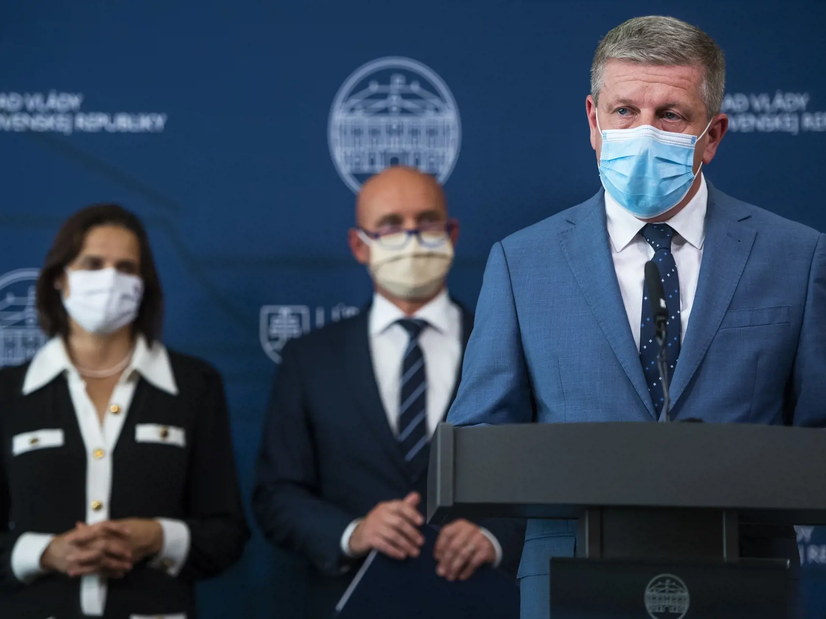 Na snímke zľava ministerka spravodlivosti SR Mária Kolíková, minister školstva, vedy, výskumu a športu SR Branislav Gröhling (SAS) a minister zdravotníctva SR Vladimír Lengvarský (nominant OĽaNO) počas tlačovej konferencie k plánu obnovy a reformnej jeseni v Bratislave 4. októbra 2021.